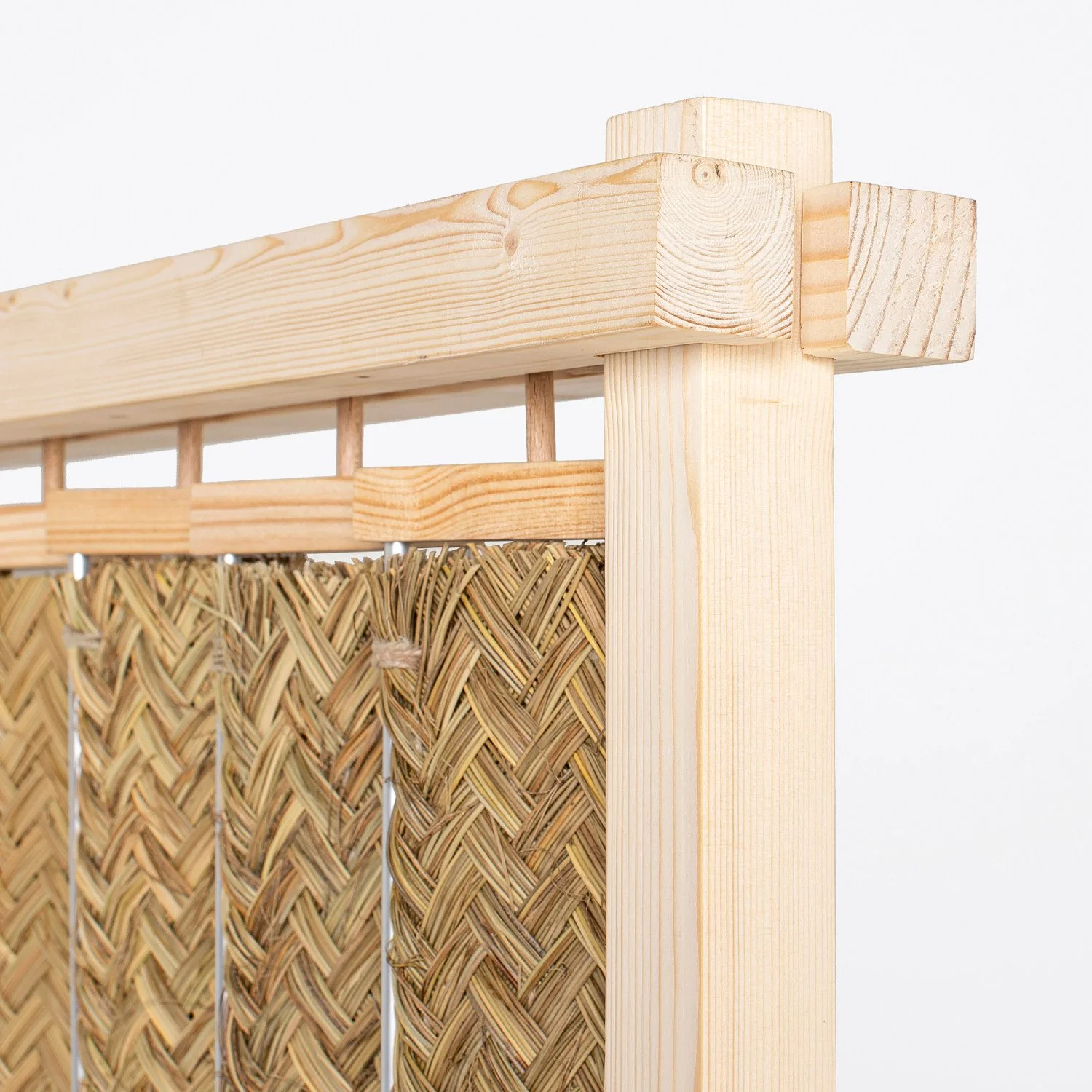 Detailed shot of the adjustable wood slats and the organic irregularities of the esparto grass panels in Nür.