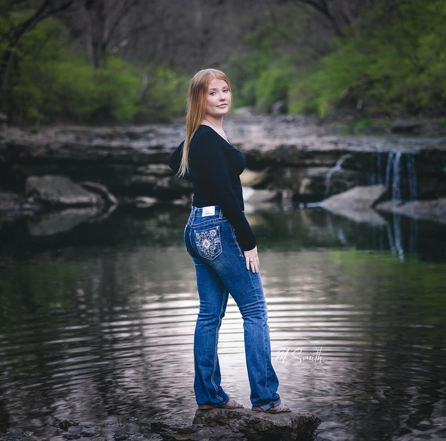 Happy #seniorsunday to the beautiful Miss Anna! 🤩
She ROCKED her creek session!