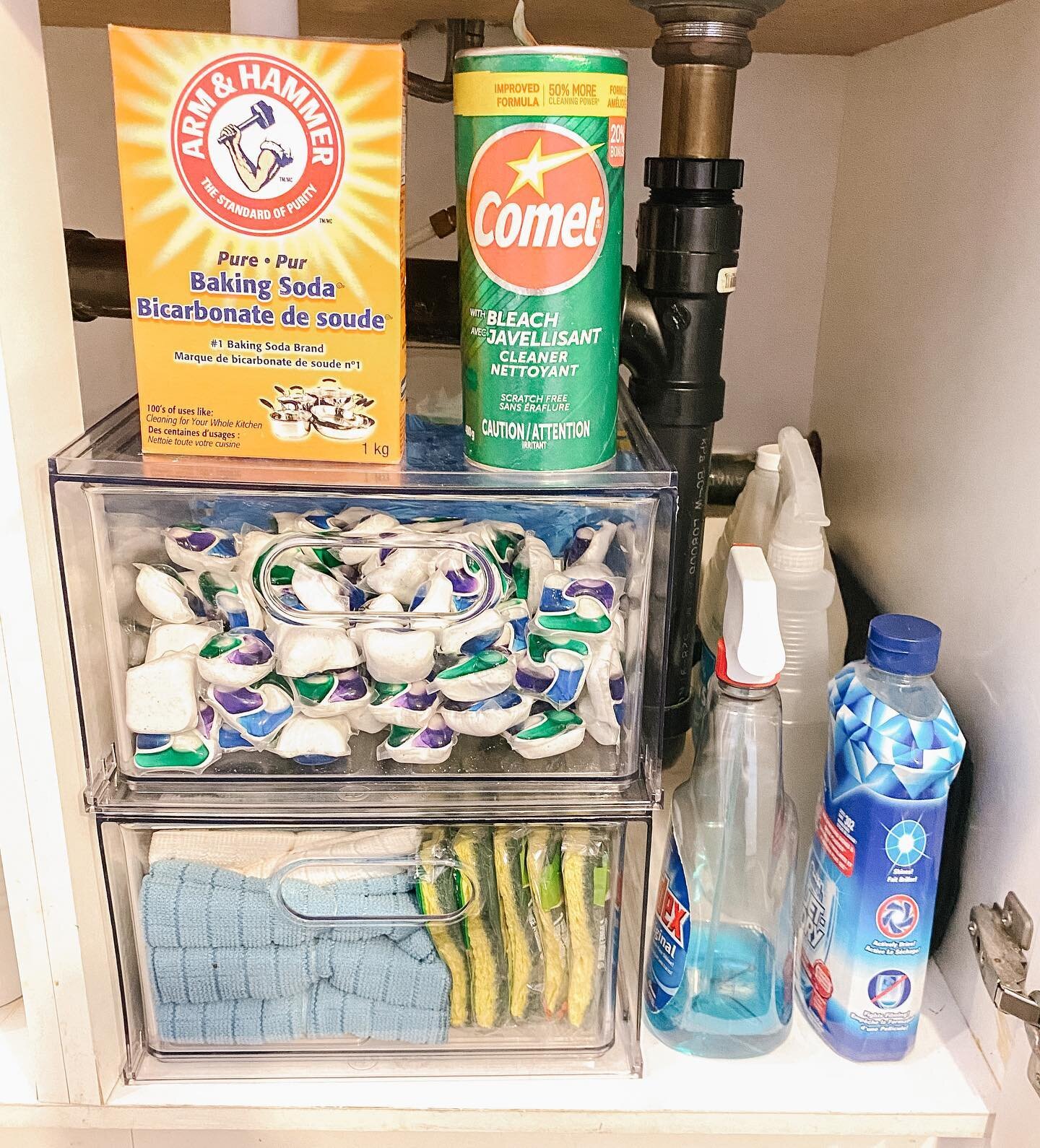 U N D E R  T H E  K I T C H E N  S I N K

Swipe through to see how we made this area under the kitchen sink a lot less cluttered while creating a functional space!

We used two stacking acrylic drawers from @idlivesimply and @thehomeedit to make use 