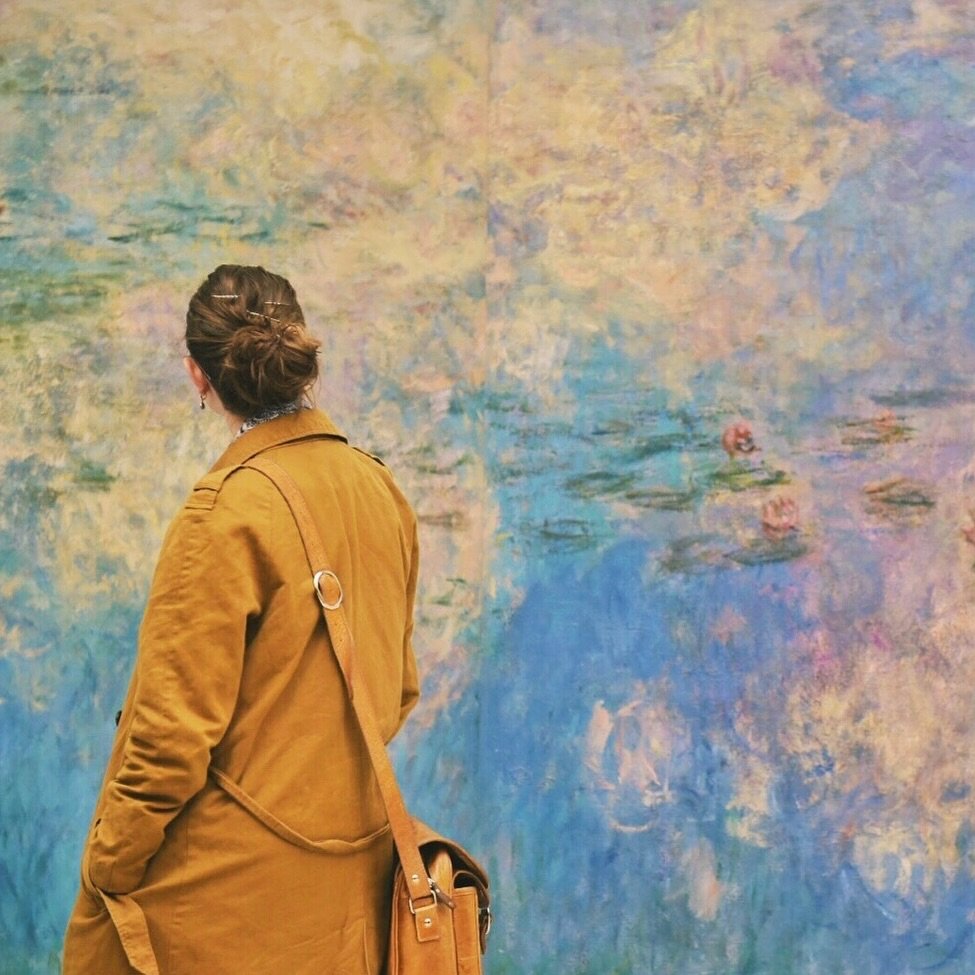 This beautiful spring weather is making me want more color on my feed! Perfect time to post &ldquo;random stranger staring at a Monet painting in Paris&rdquo;. The thing I remember most about this museum was how perfectly peaceful it was &hellip; exa