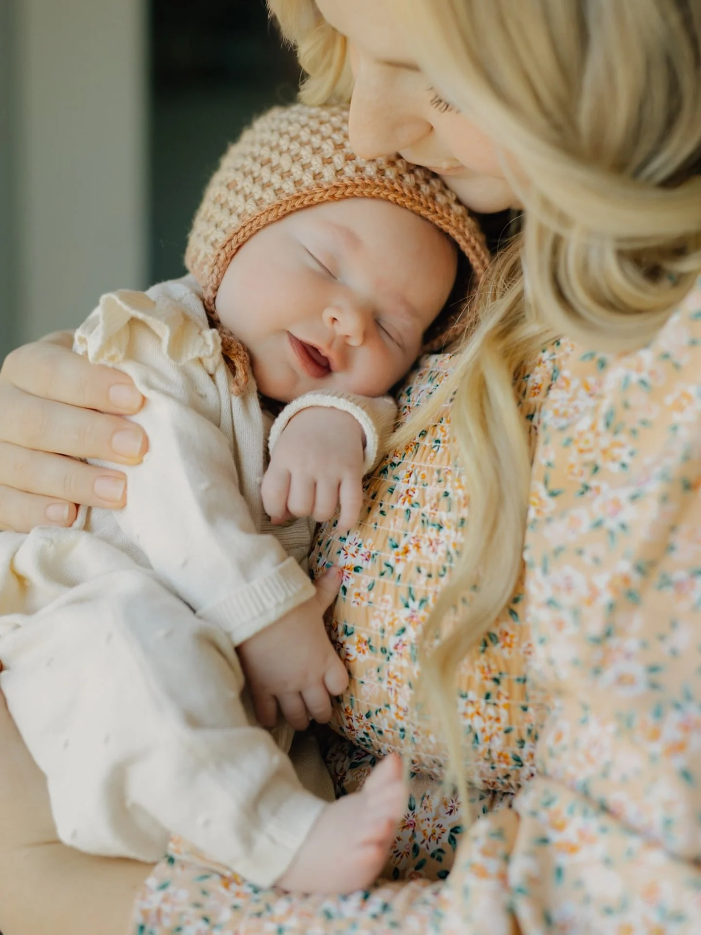 Probably not wise of me to post a newborn sneak peek the same day as I drop my own little girl off to kindergarten 😭😭 &hellip;. but here&rsquo;s to beautiful new chapters! Even if those chapters have me considering applying for a kindergarten aide 