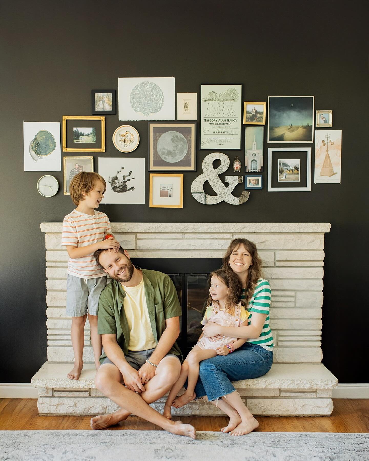 Snowy magic outdoor OR cozy moments indoor &hellip; I&rsquo;m here for whatever you choose! ✨