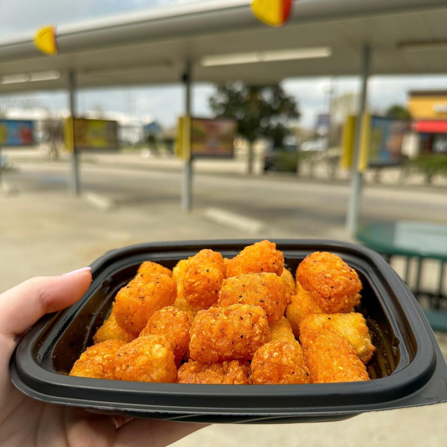 BBQ Chip Seasoned Tots now available at your local Sonic Drive-In! 🔥

Let us know what you think about them in the comments ⬇️

#sonic #sonicdrivein #drivein #flavoredoperations #flavoredops #bbq #bbqlovers #bbqlife #bbqtots #new #local #locallove #