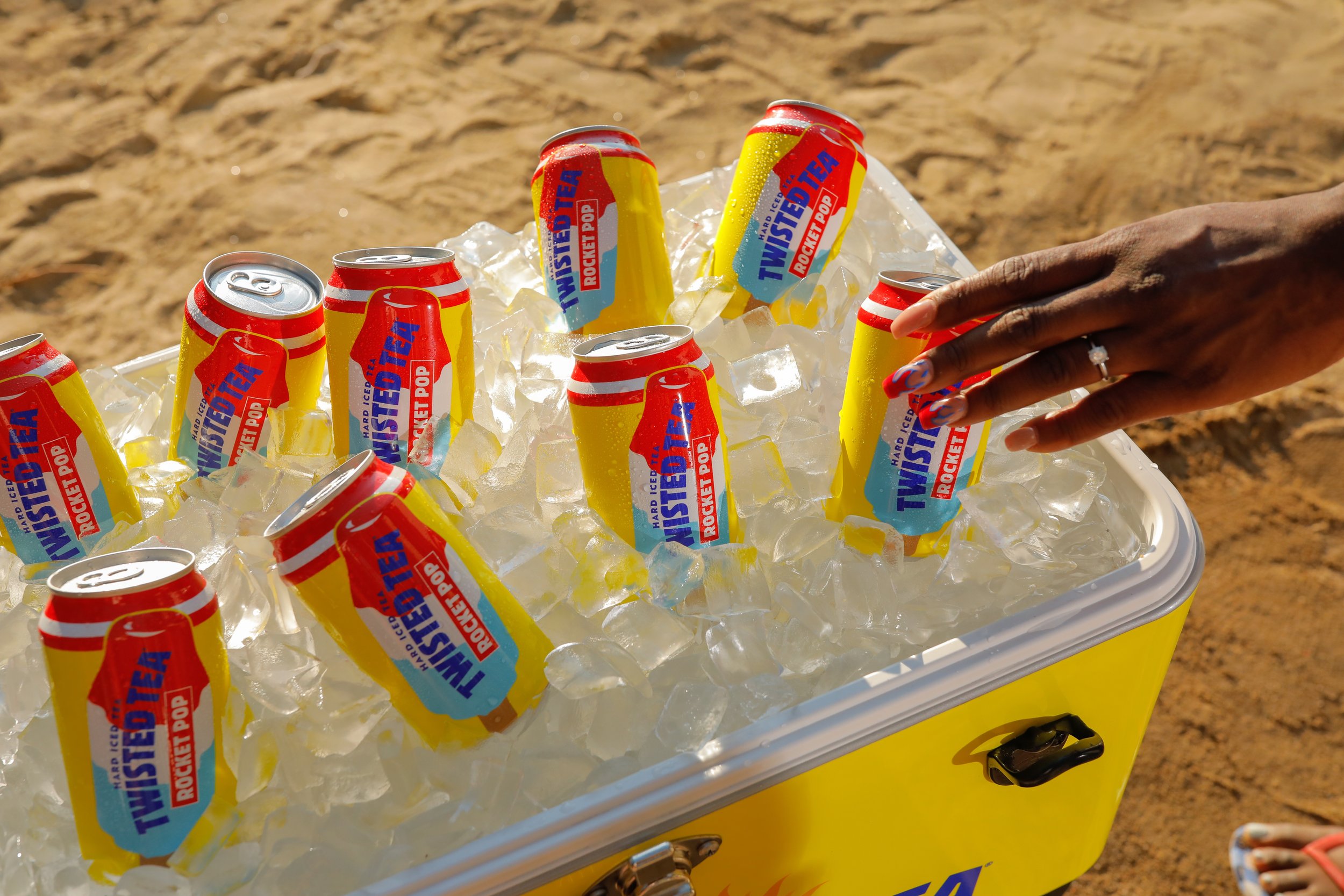 PHO_TWT_Lifestyle_SummerEvergreen_RocketPop_CoolerShot1_2023.jpg