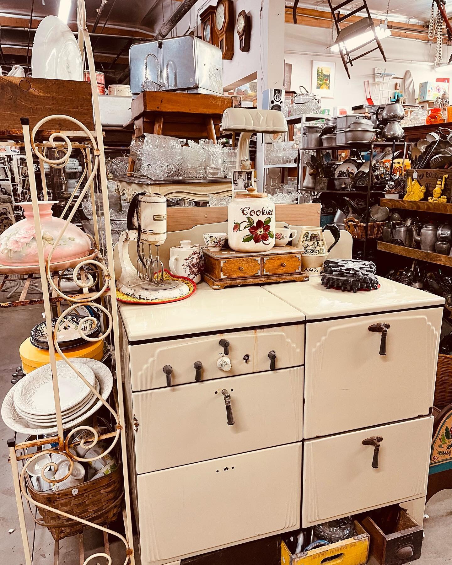 It&rsquo;s a lovely day to treasure hunt! Come on in.. open today 11AM-5PM📻
.
.
.
#antiques #antiqueshop #vintage #vinylcollection #antiquefarmhouse #fishyfinds
