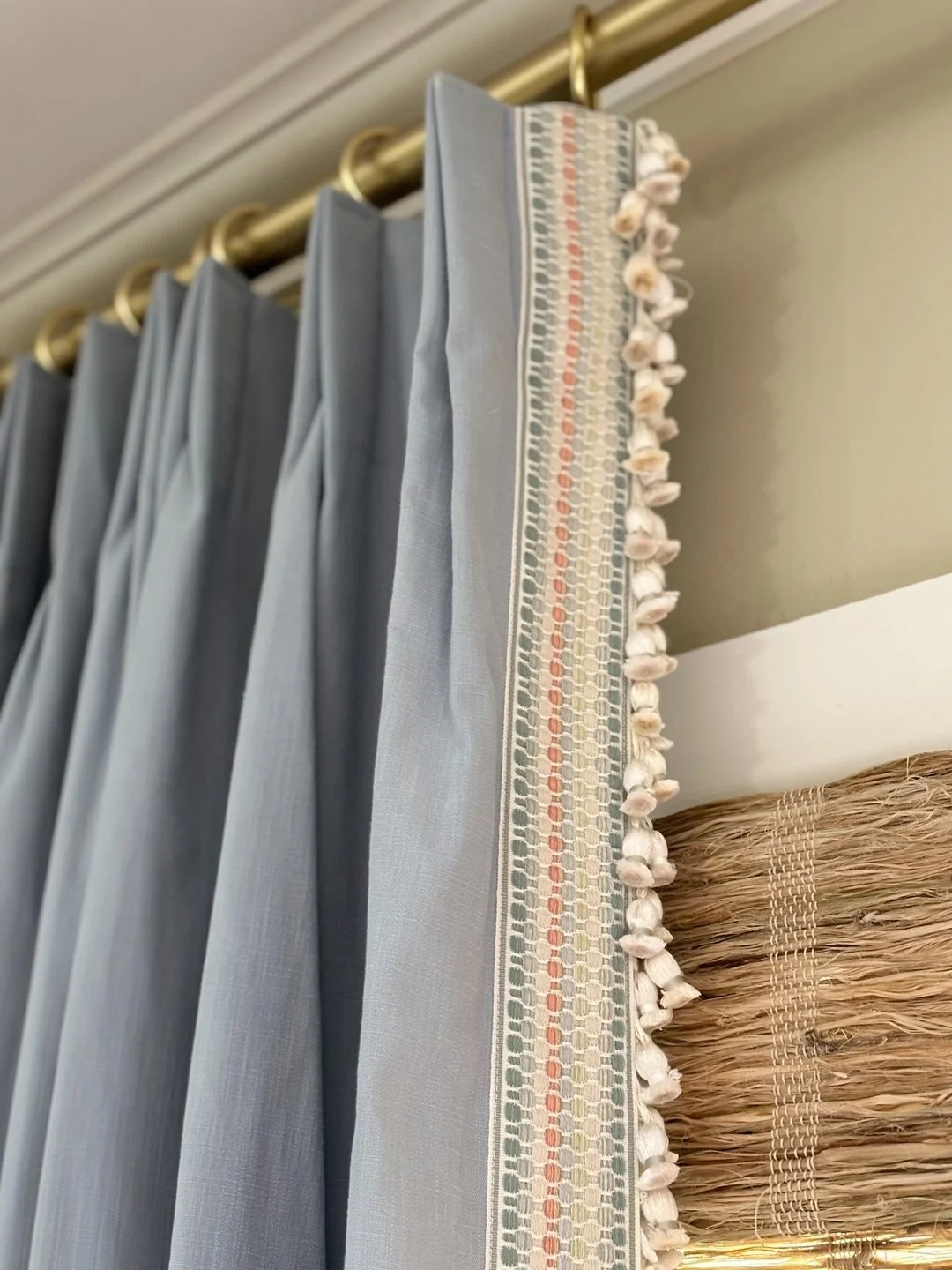 Out on a limb with beautiful trim!

📸 @emerydavis_photography 

#sarahkuhlmaninteriors #lovewhereyoulive #emerydavisphotography #customdrapery #dfwinferiordesign #fringe