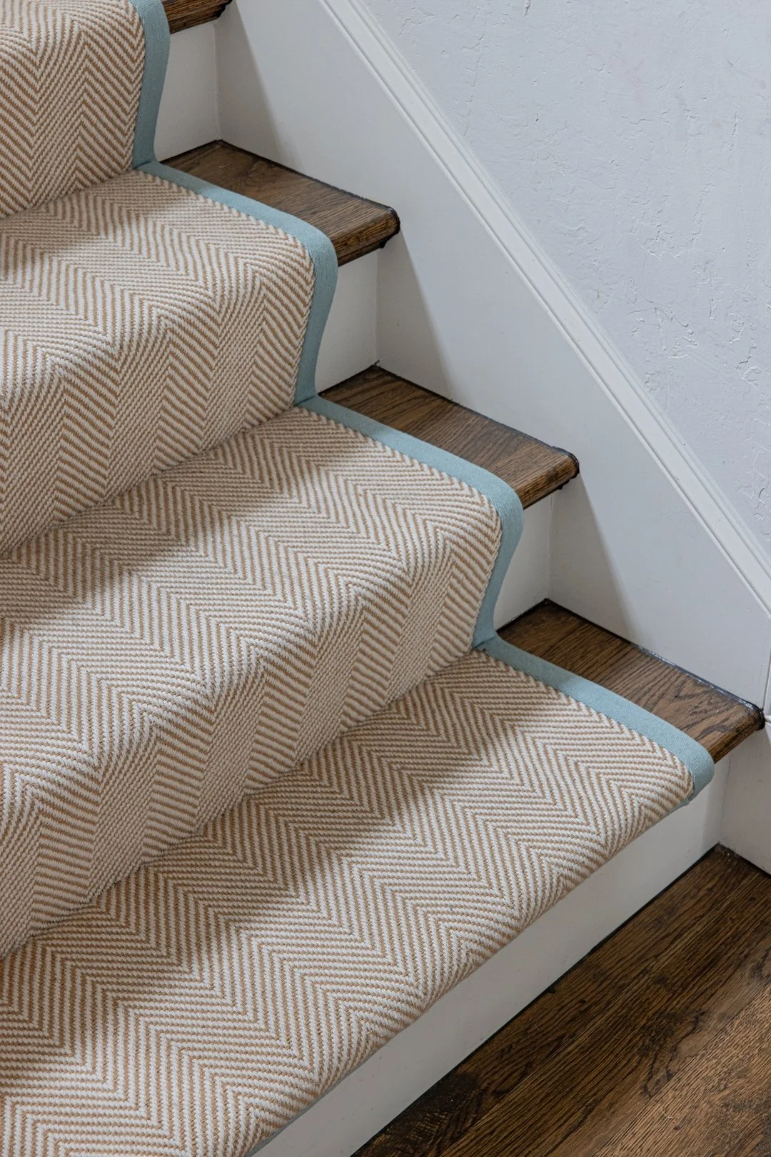 We 🫶🏼 herringbone! 

#lovewhereyoulive #sarahkuhlmaninteriors #interiordesign #beautifulhome #customcarpet #herringbone #dfwinteriordesign
