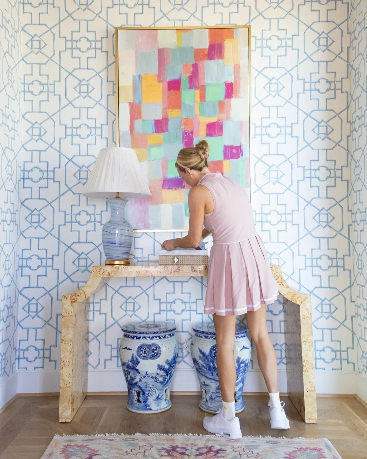 A happy hello! 

📸 @brittanchrisman_creative

#entryway #wallpaper #beautifulhome #brittanchrismancreative #sarahkuhlmaninteriors #interiordesign#interiorphotography #dfwphotographer