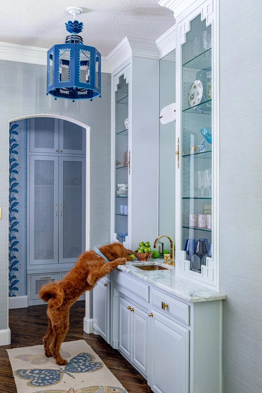 It&rsquo;s 5:00 somewhere 🥂 

📸 @emerydavis_photography 

#beautifulhome #bardesign #traditionalhome #sarahkuhlmaninteriors #emerydavisphotography #interiordesign #dfwinteriordesign