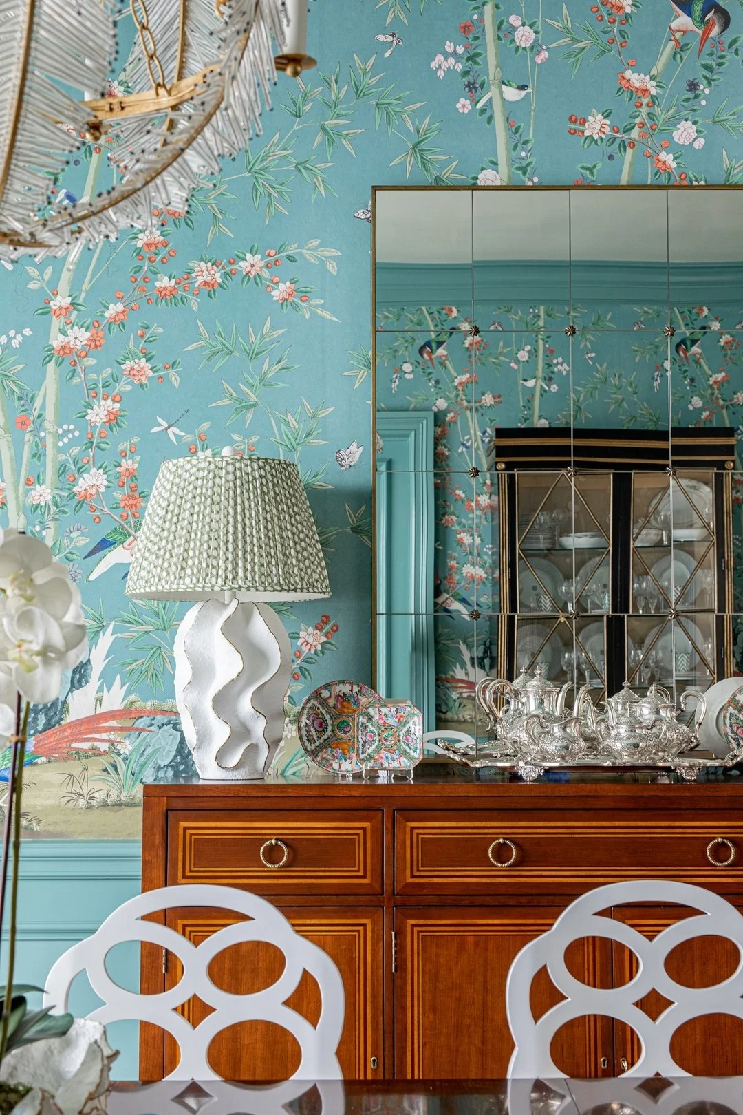 A Forever Favorite!
📷 @emerydavis_photography

#diningroomdesign  #custom #interiordesign #lovewhereyoulive #sarahkuhlmaninteriors #beautifulhome #dfwinteriordesign