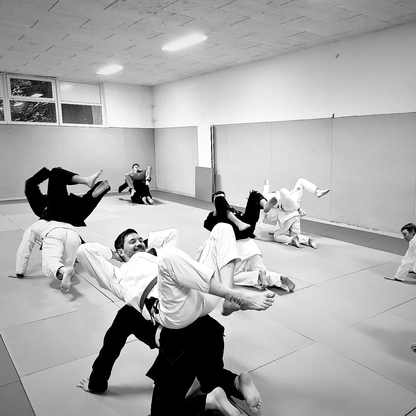 Klar! Hier ist ein lockerer, positiver Instagram-Text, der genau das ausdr&uuml;ckt:

BJJ = Spa&szlig;, Team &amp; Technik &ndash; in genau der Reihenfolge! 😄🤼&zwj;♂️

Klar, wir lieben die Details. Klar, Technik ist wichtig.
Aber manchmal muss es e