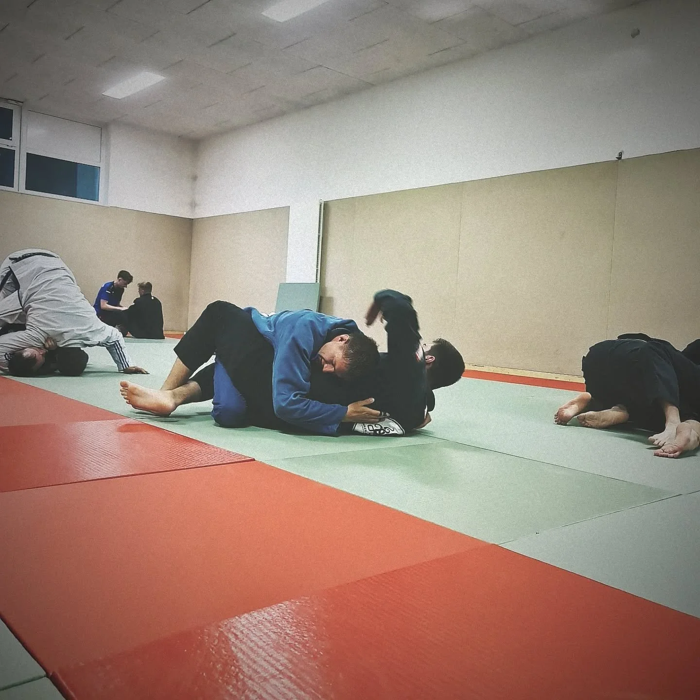 ☀️Abschlussevent: Open Mat vor den Sommerferien &ndash; und nochmal richtig was los gewesen.
Trotz der Hitze waren viele da, die Stimmung war wie immer super! 🔥

Danke an das Team Octa. Es ist einfach sch&ouml;n zu sehen, wie wir uns als Team entwic