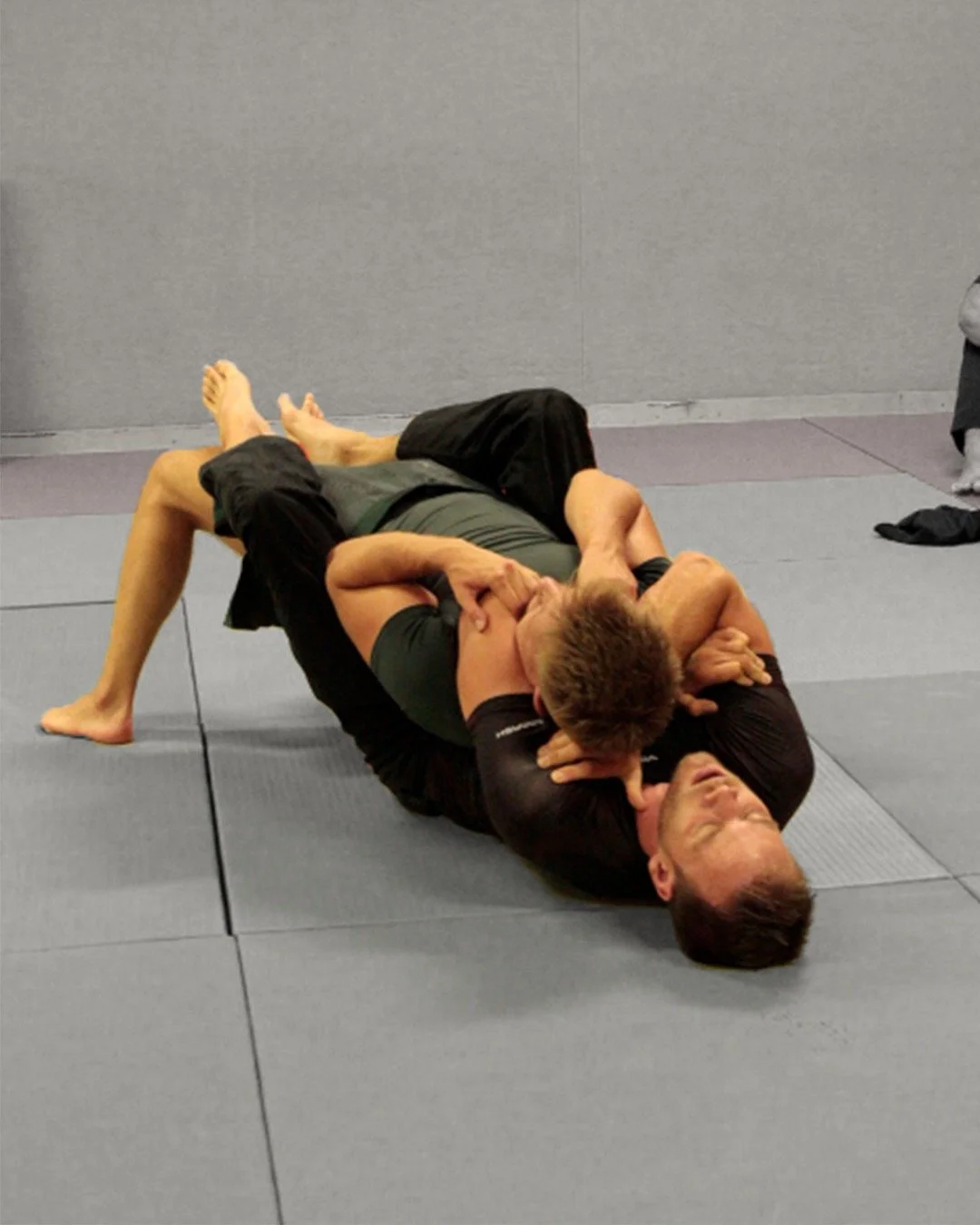 🏗️ St&auml;rke ist kein Zustand

Du wirst nicht stark &ndash; du entscheidest dich daf&uuml;r, immer wieder aufzutauchen, auch wenn es wehtut. St&auml;rke ist kein Ziel, das du erreichst. Es ist ein Prozess, den du t&auml;glich neu w&auml;hlst. Nich