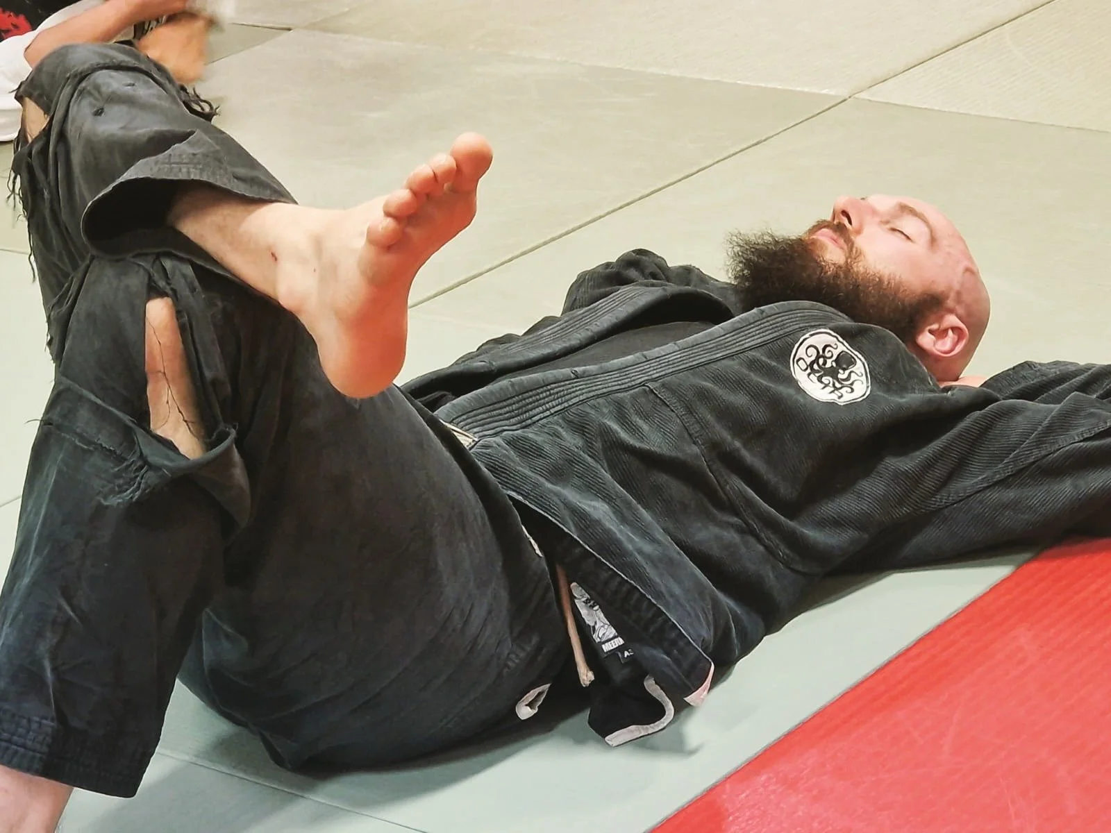 6 Wochen Sommerpause. Kein Rollen. Keine Matte. Und jetzt? 😅

Klar, es f&uuml;hlt sich erstmal komisch an. Man hat das Gef&uuml;hl, man verpasst was oder verliert Fortschritt. Aber hier ist die Wahrheit: Die Zeit au&szlig;erhalb der Matte ist genaus