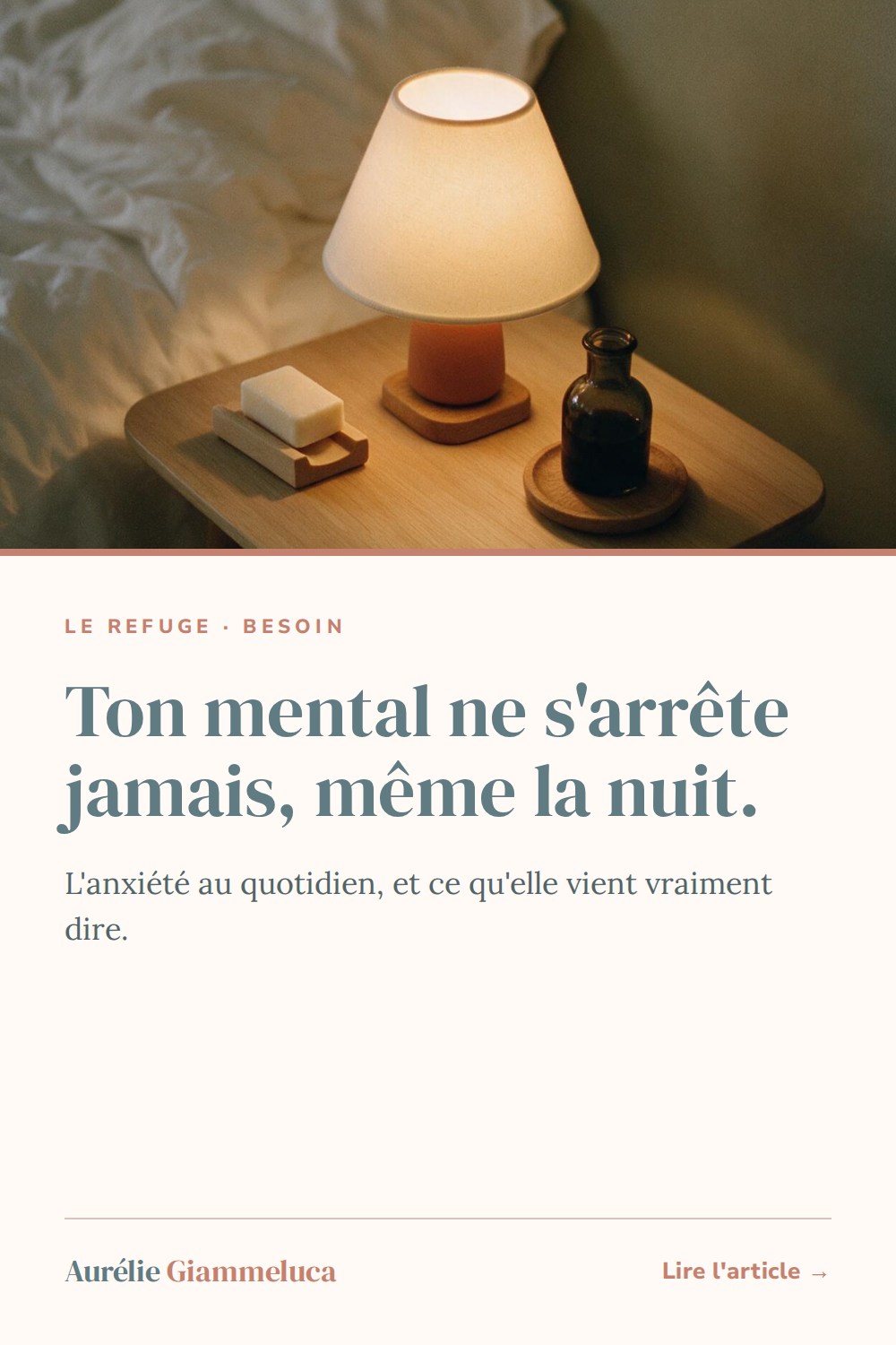 Lampe de chevet allumée le soir sur une table en bois, apaiser l'anxiété au quotidien