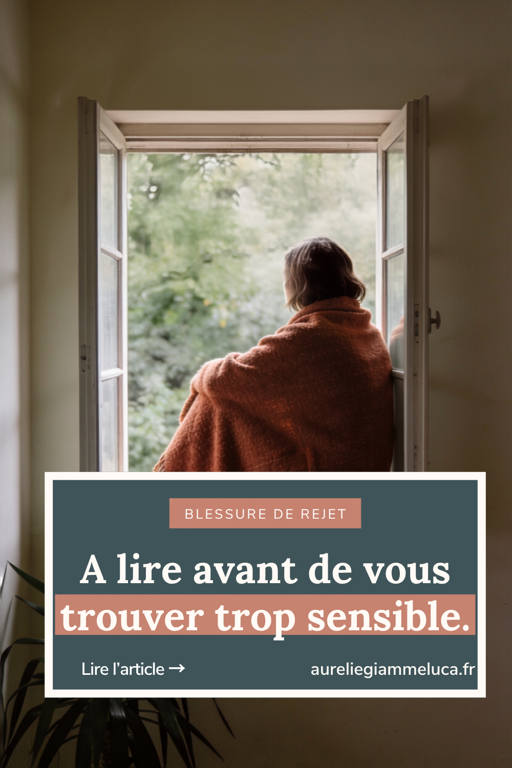 Femme de dos devant un mur clair, aller à la racine de la blessure de rejet