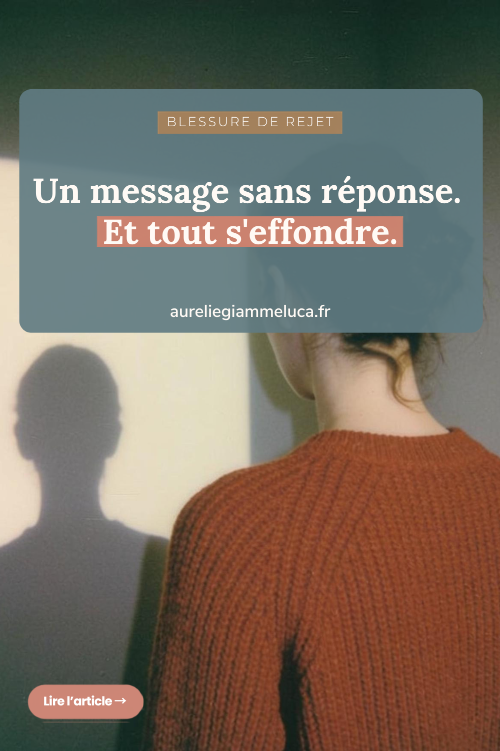 Mains serrées posées sur les genoux, blessure de rejet à l'âge adulte