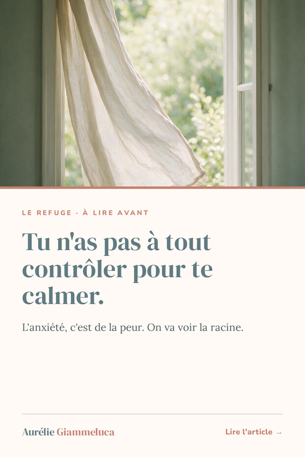 Fenêtre ouverte et rideau clair qui bouge dans la brise, calmer l'anxiété sans tout contrôler