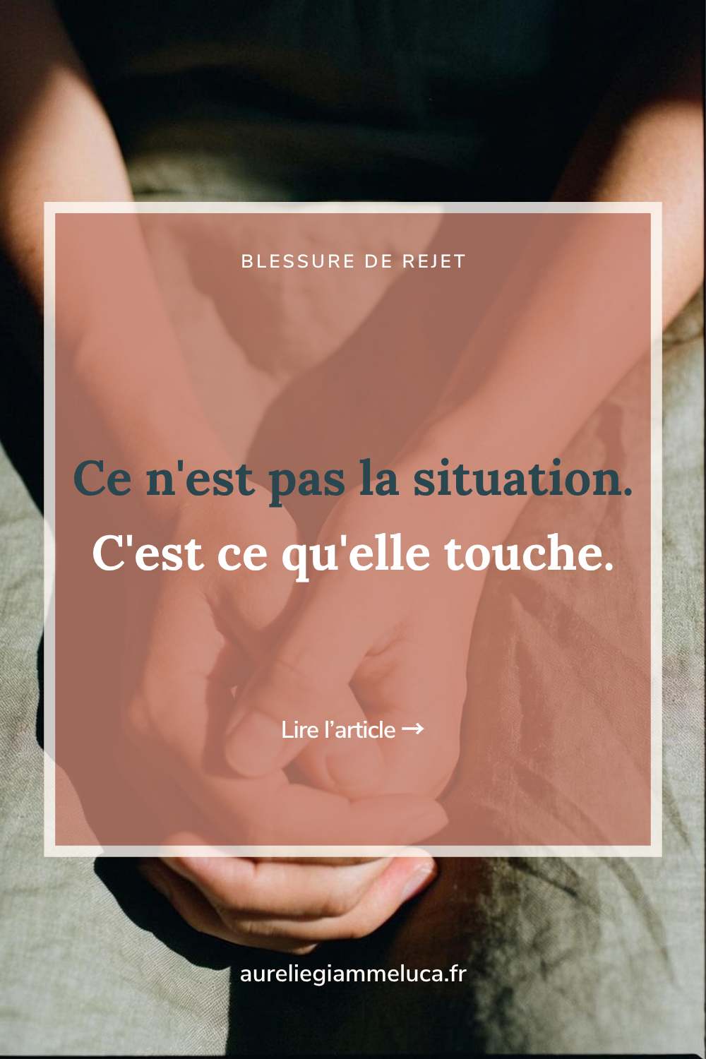 Ombre d'une fenêtre projetée sur un mur crème, l'écart entre la situation et la réaction