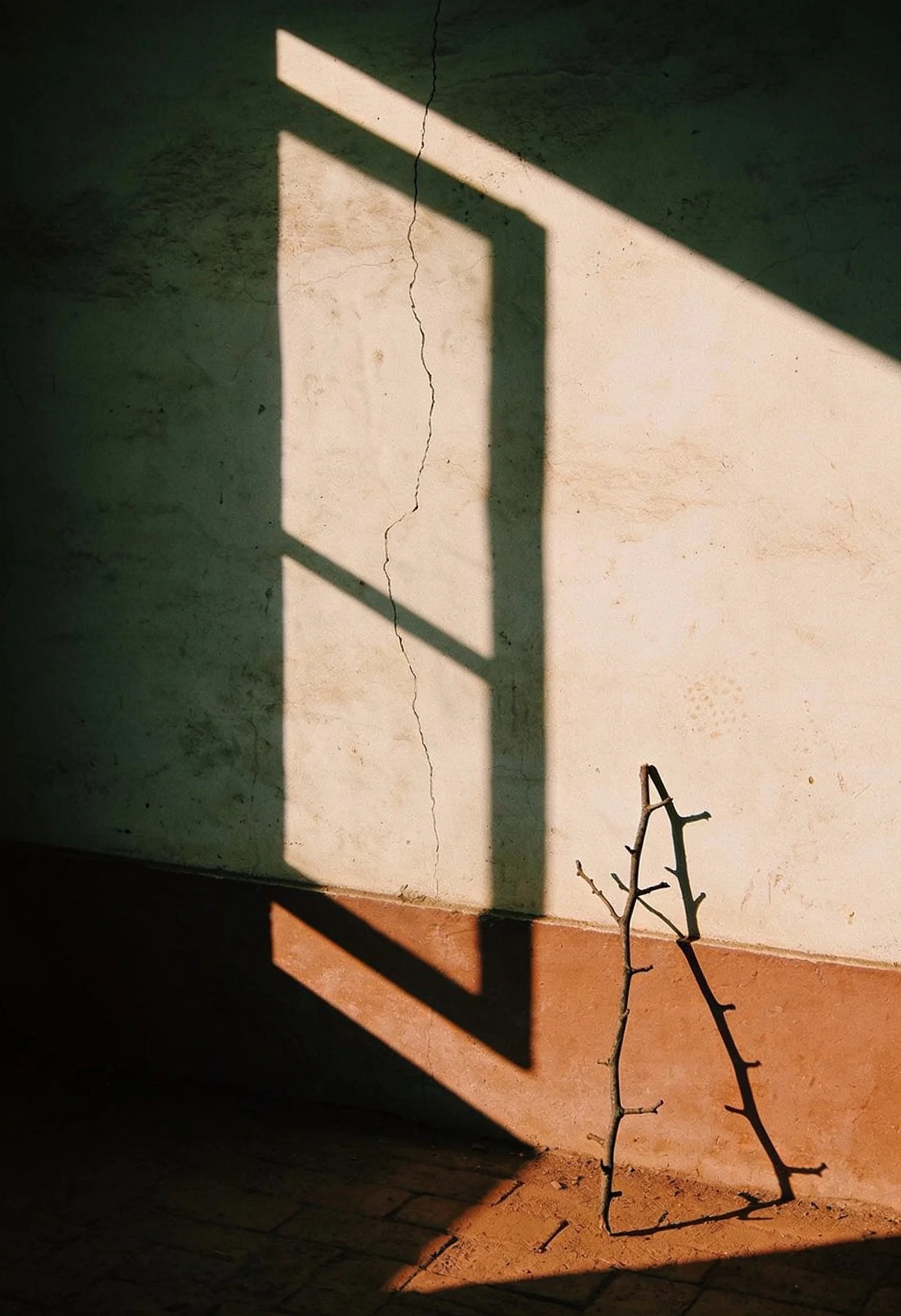 Ombre d'une fenêtre projetée sur un mur crème, l'écart entre la situation et la réaction
