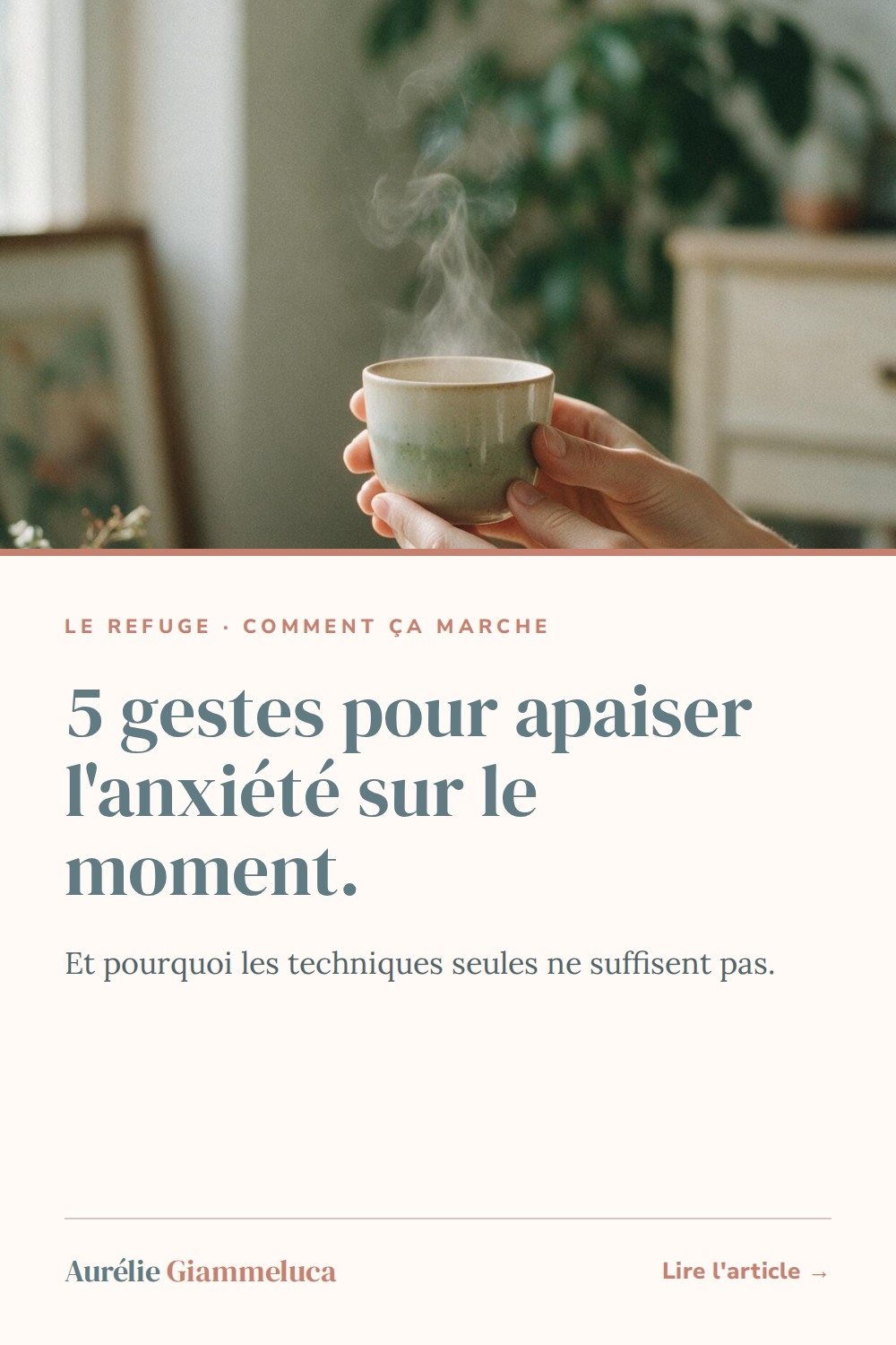 Deux mains autour d'une tasse chaude, lumière naturelle, apaiser l'anxiété sur le moment