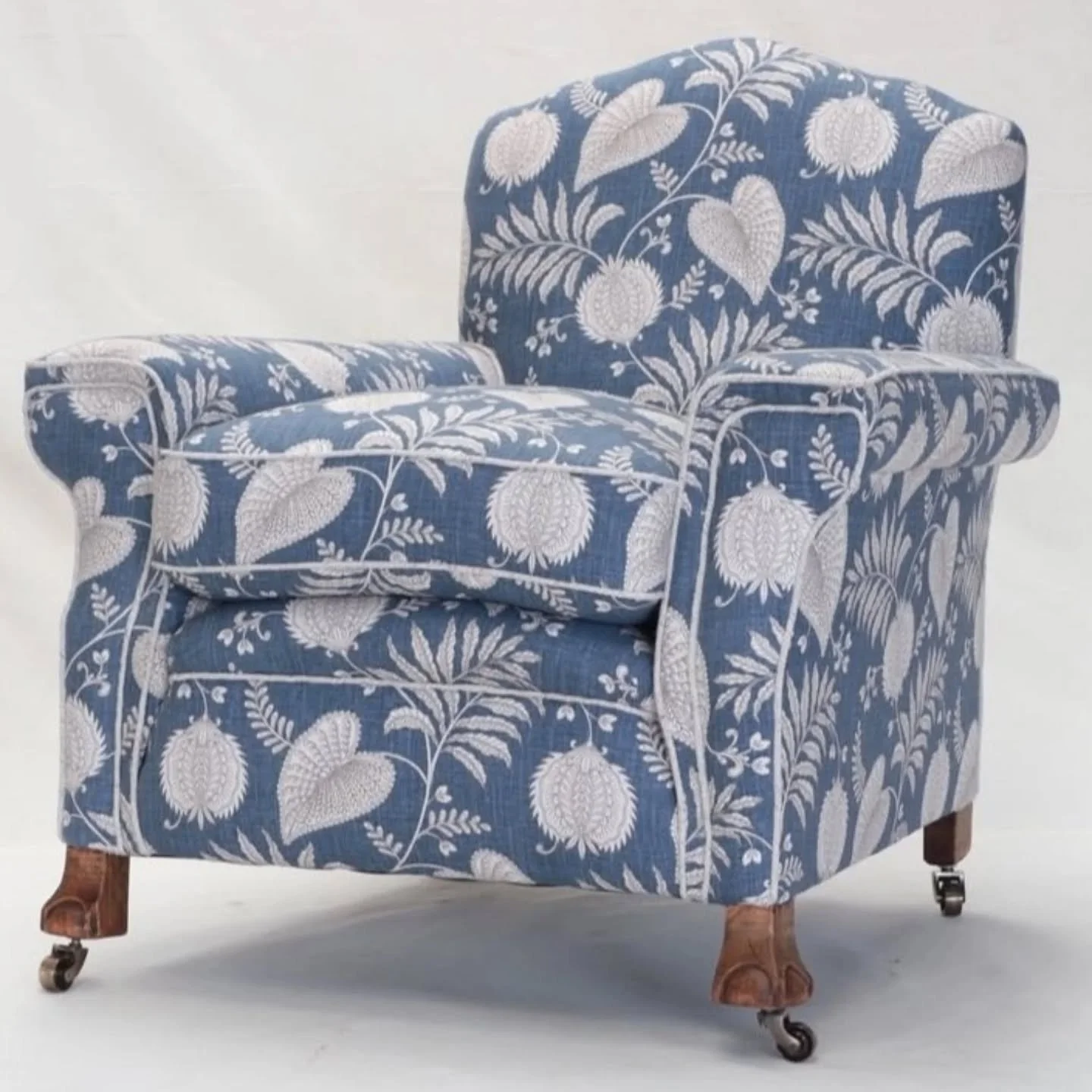 This chair is from around 1930's. I have fully restored and upholstered it from the frame up using traditional materials and methods learned while studying for my stage 3 AMUSF. Qualification @schoolofupholstery Faversham.
Covered in a cotton print, 