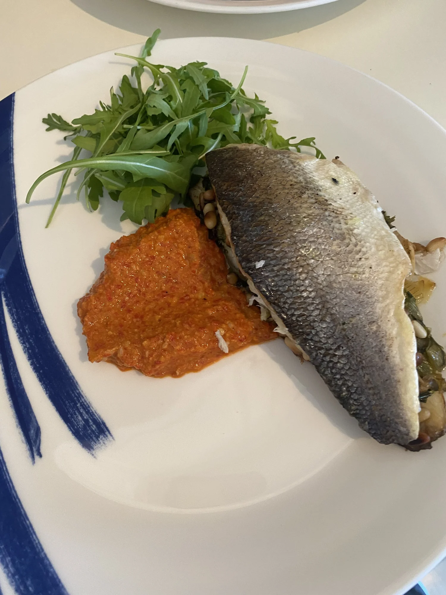 Fish fillet with arugula and mushroom.