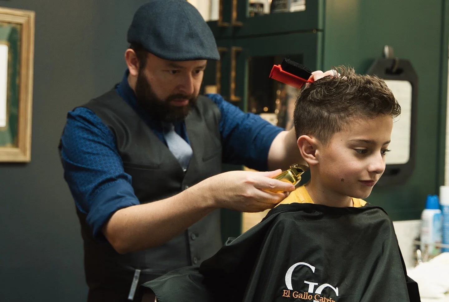 Let the little ones feel like VIPs at El Gallo Catrin Barber Studio! ✂️ Our kid-friendly atmosphere makes haircuts a breeze. They can watch their favorite shows on AppleTV while our skilled barber works his magic. Plus, they&rsquo;ll feel extra fancy