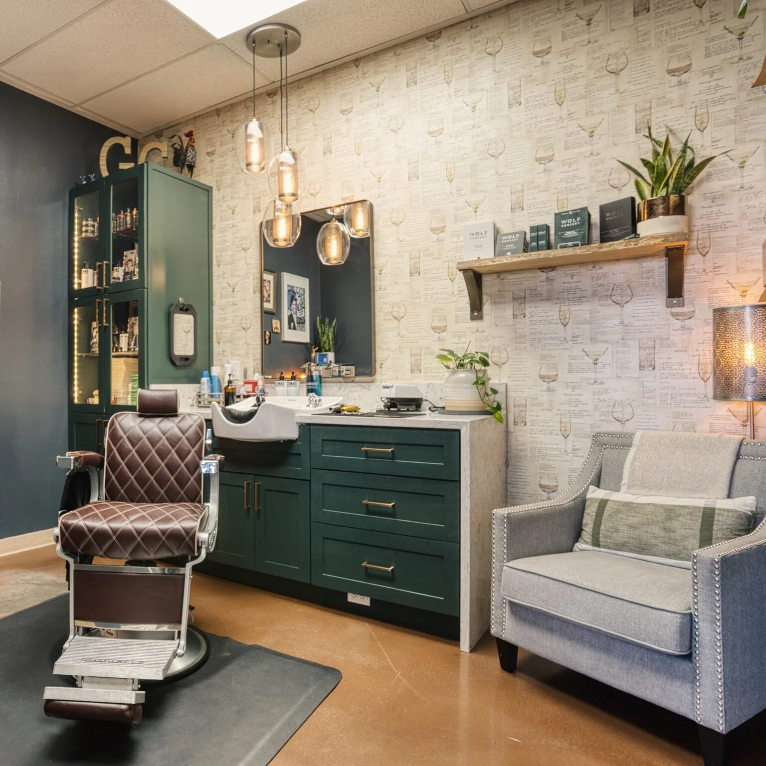 ✂️✨ Step into luxury at El Gallo Catrin Barber Studio. From the rich scent of @stmntgrooming products to the just right songs, every detail is crafted for your comfort. Our expert barber tailors each cut and shave to perfection, leaving you feeling c