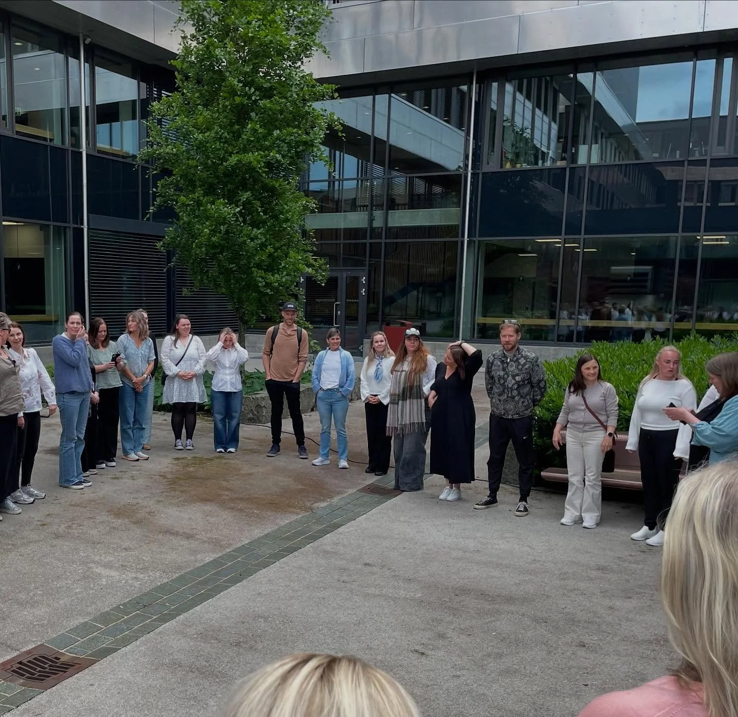 Ikke det beste bildet, men et glimt fra avslutningen f&oslash;r sommeren - og jeg er utdannet familieterapeut. Dette er ogs&aring; grunnen til at bloggpostene stoppet litt opp - m&aring;tte gjennom fem eksamener, noen oppgaver og en hel haug med veil