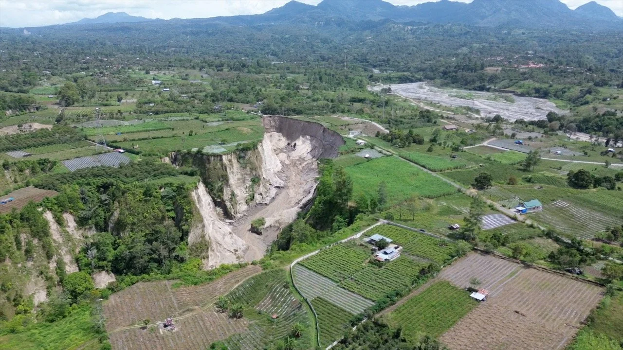 Sinkhole 02.jpg