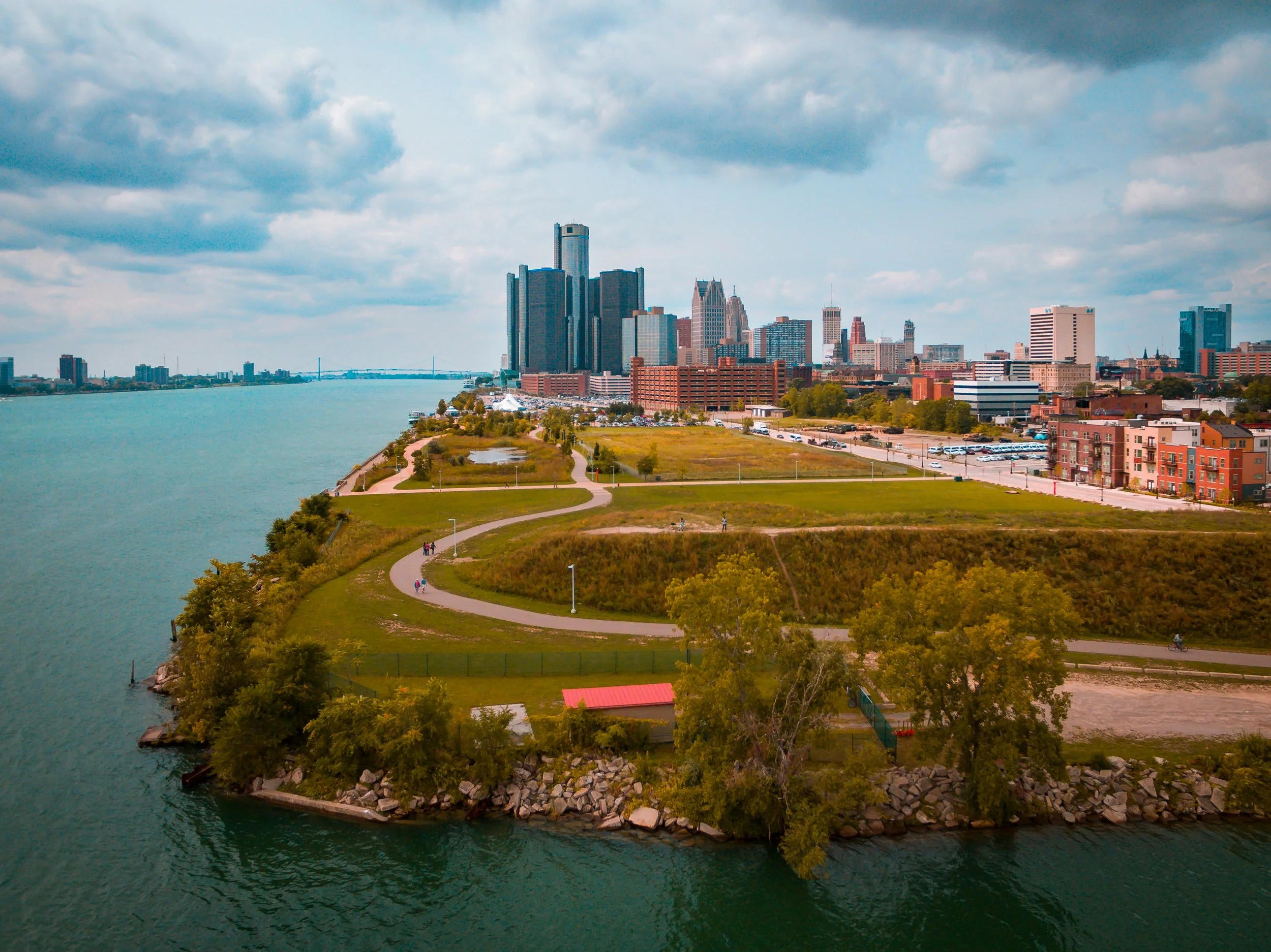A skyline view of the waters surrounding Detroit, Michigan on a cloudy day.