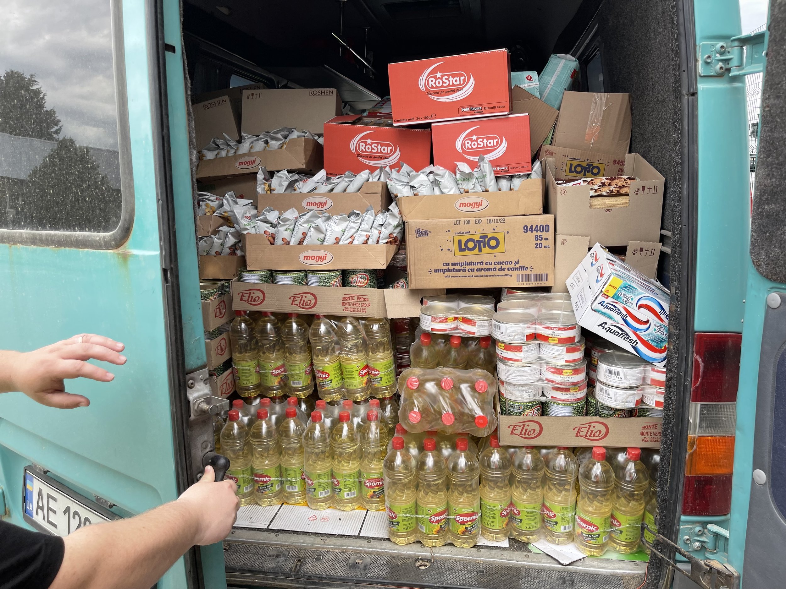 Fundatia Bethleem Danila's truck of food headed for Chernivtsi at the Siret border crossing