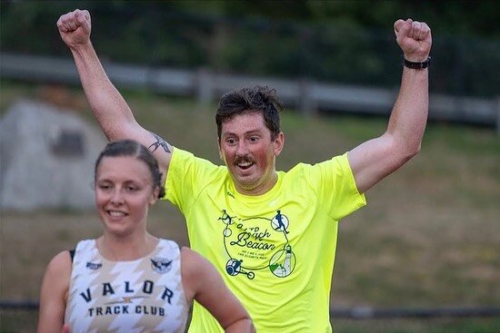 It&rsquo;s Sunday and we&rsquo;re still stuck on the Friday night feels🤘 

📸: @coachmrfoster @_runwildphotography 

#runwithvalor #valortrackclub #nightatheraces #distance #carnival #portlandmaine #mainerunning #mainefitness #trackandfield #runclub