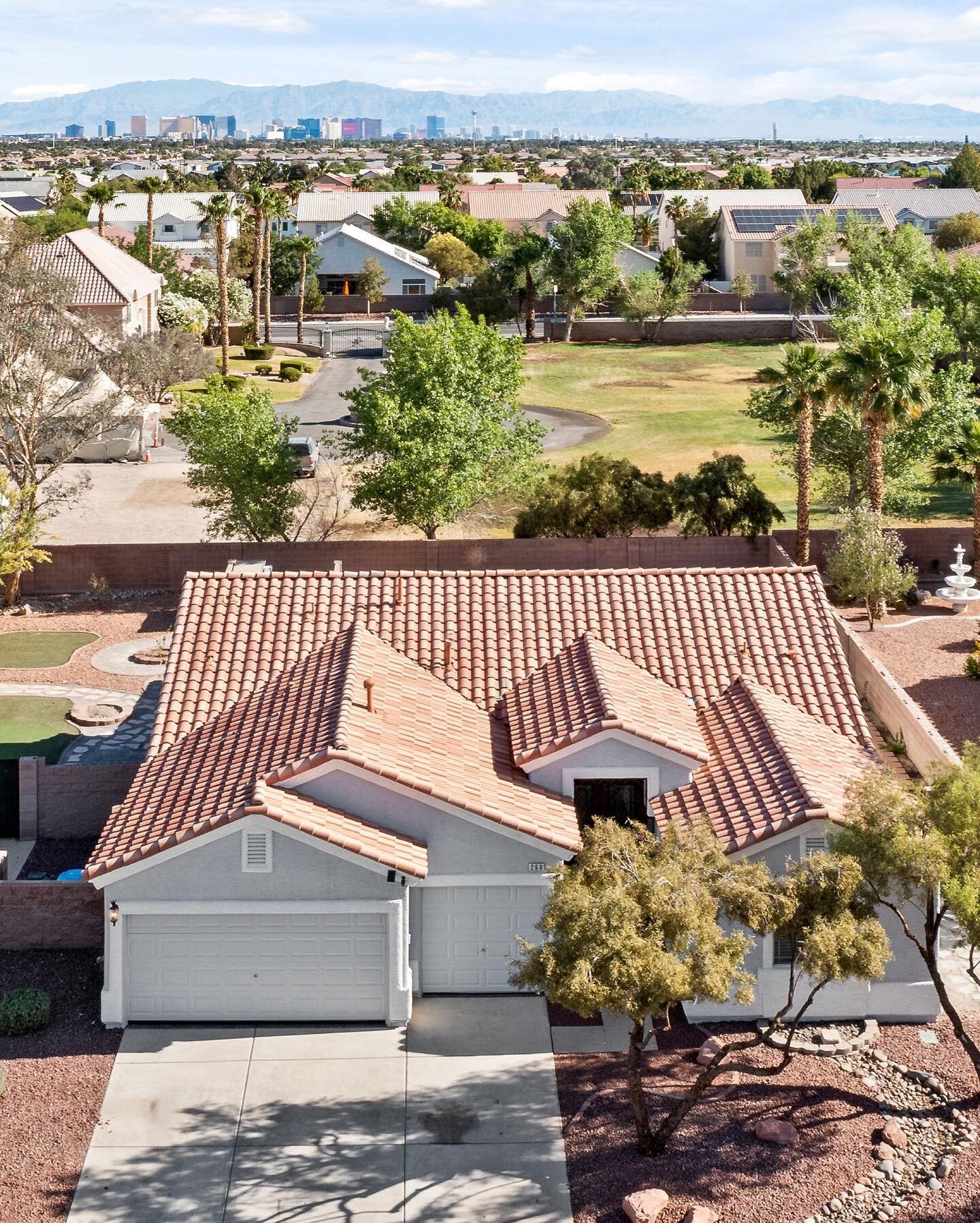 🏡 ⛳️🏊&zwj;♂️📸 🔥💯

Experience the #dronepixel difference: ⛅️ Blue skies, clear 🪟 windows, and ⏰ 24 hour turnaround; guaranteed on every shoot.