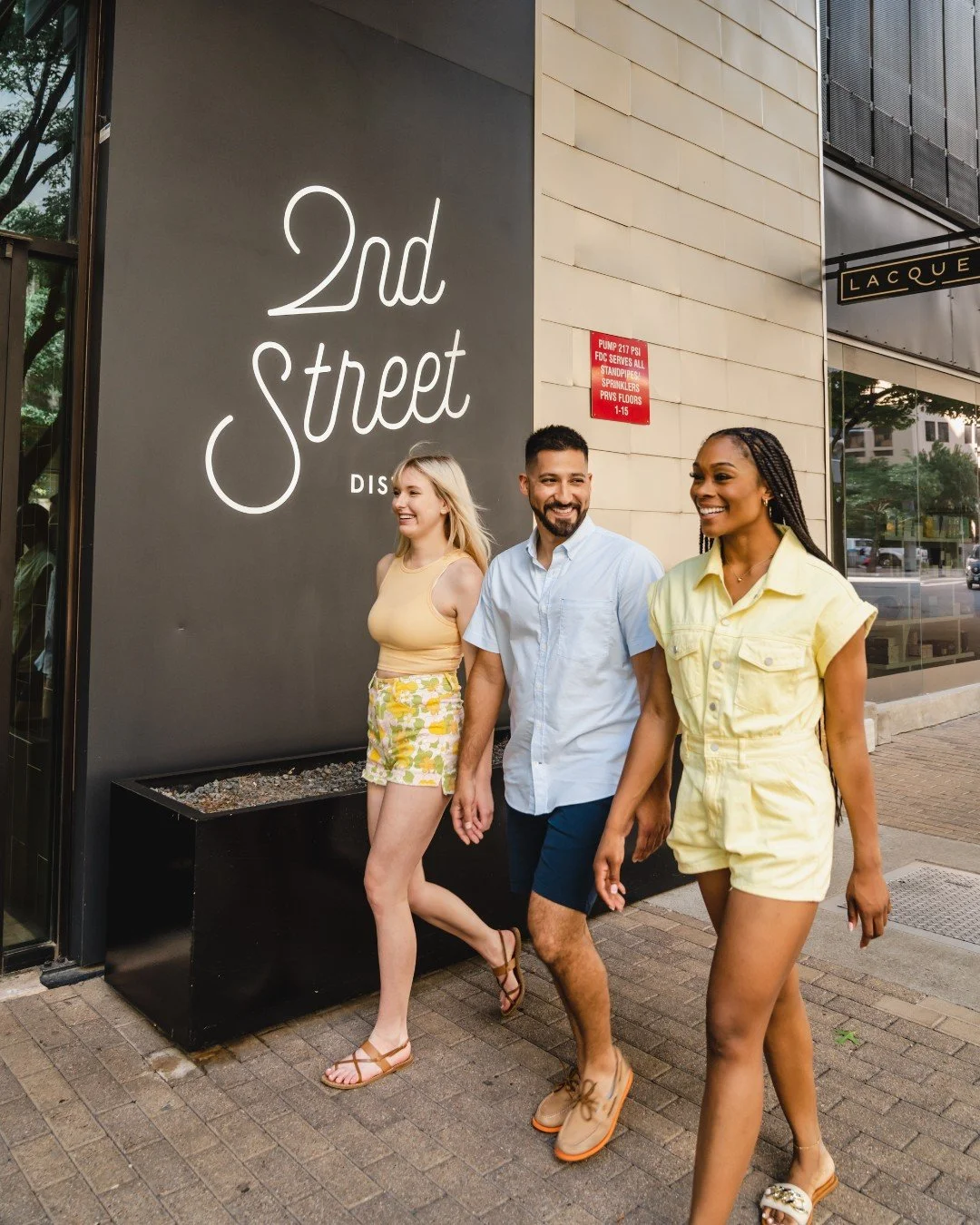 Moontower Comedy Festival is back at @paramountaustin from April 7th-18th! Make the 2nd Street District your go-to spot and grab drinks or a bite at @barchisushi, @dinetaverna, @numero28austin, or @goldenace.atx before the laughs begin.🎭 ✨