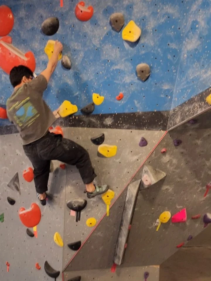 A big thanks to everyone who made it out to our downtown throwdown comp. It was a great turnout and I hope everyone had fun! We've been a little behind on posting a #boulderoftheweek but this week we got two of em! This week's boulder(s) of the week 