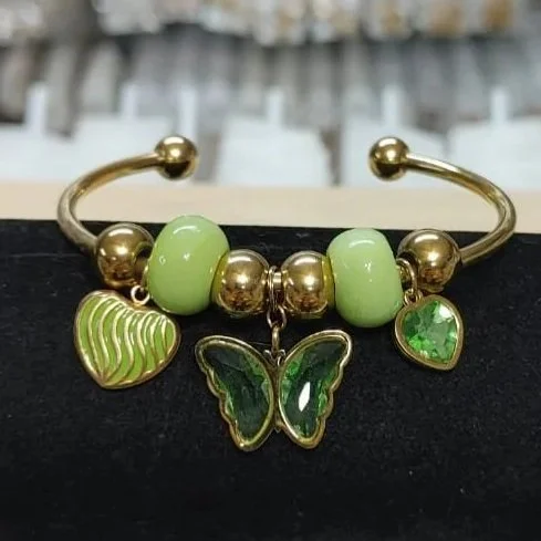 Pulsera ajustable verde con dije de mariposa en acero inoxidable. Green adjustable bracelet with butterfly charm in stainless steel.