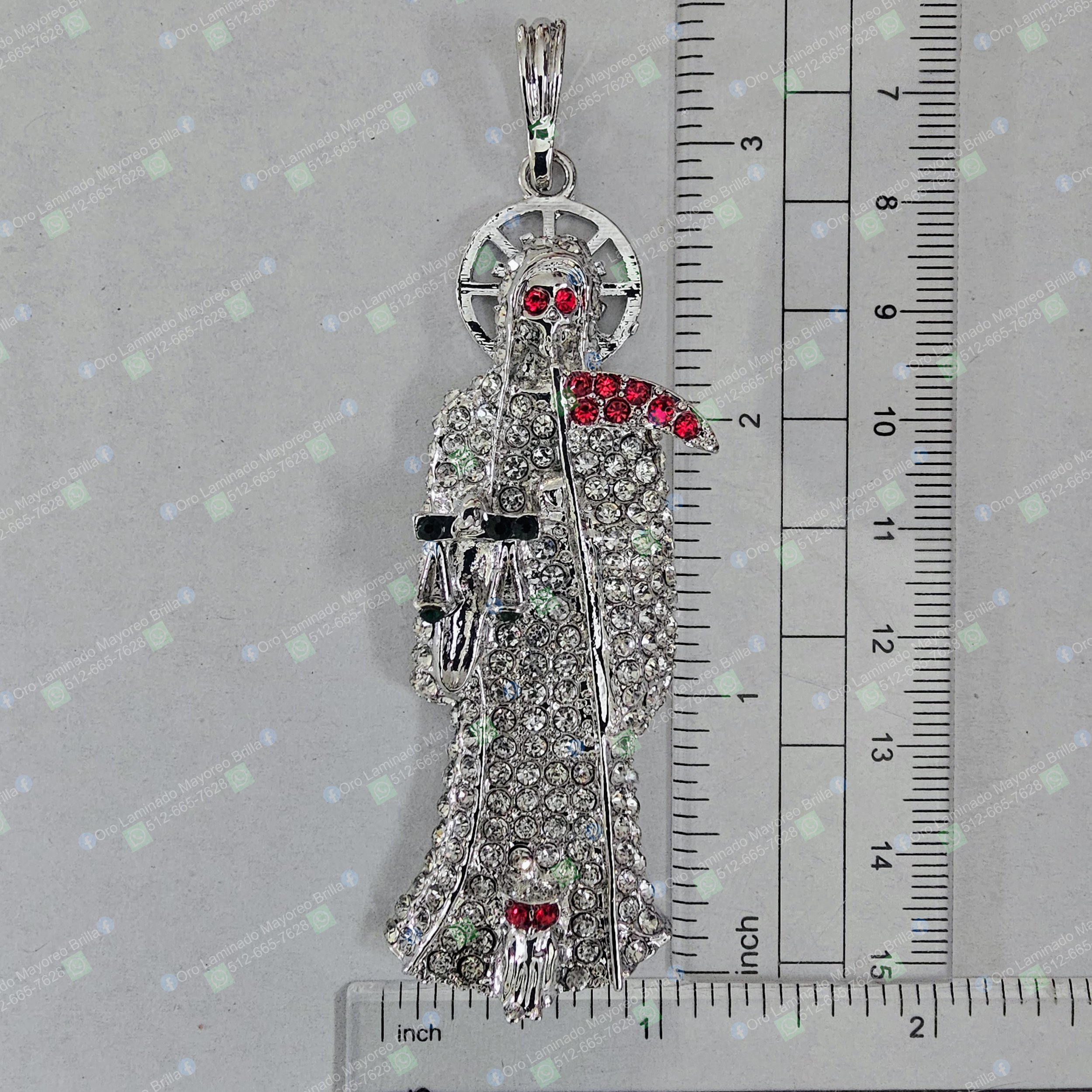 Dije Santa Muerte color plata con piedras decorativas rojas y claras | Silver color Santa Muerte pendant with red and clear decorative stones