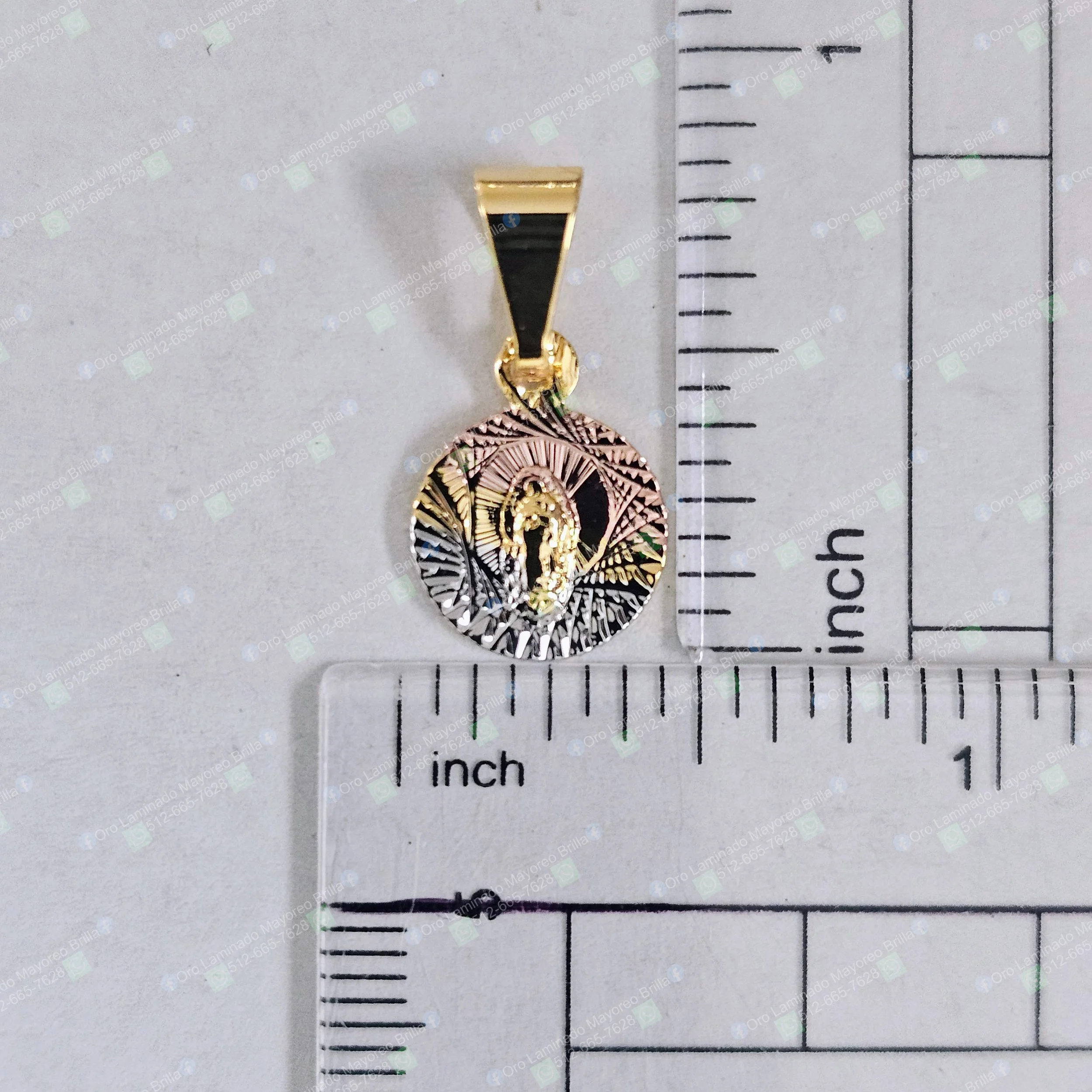 Dije Virgen redondo bicolor con grabados y textura color oro | Round bicolor Virgin pendant with engraved textured details gold color