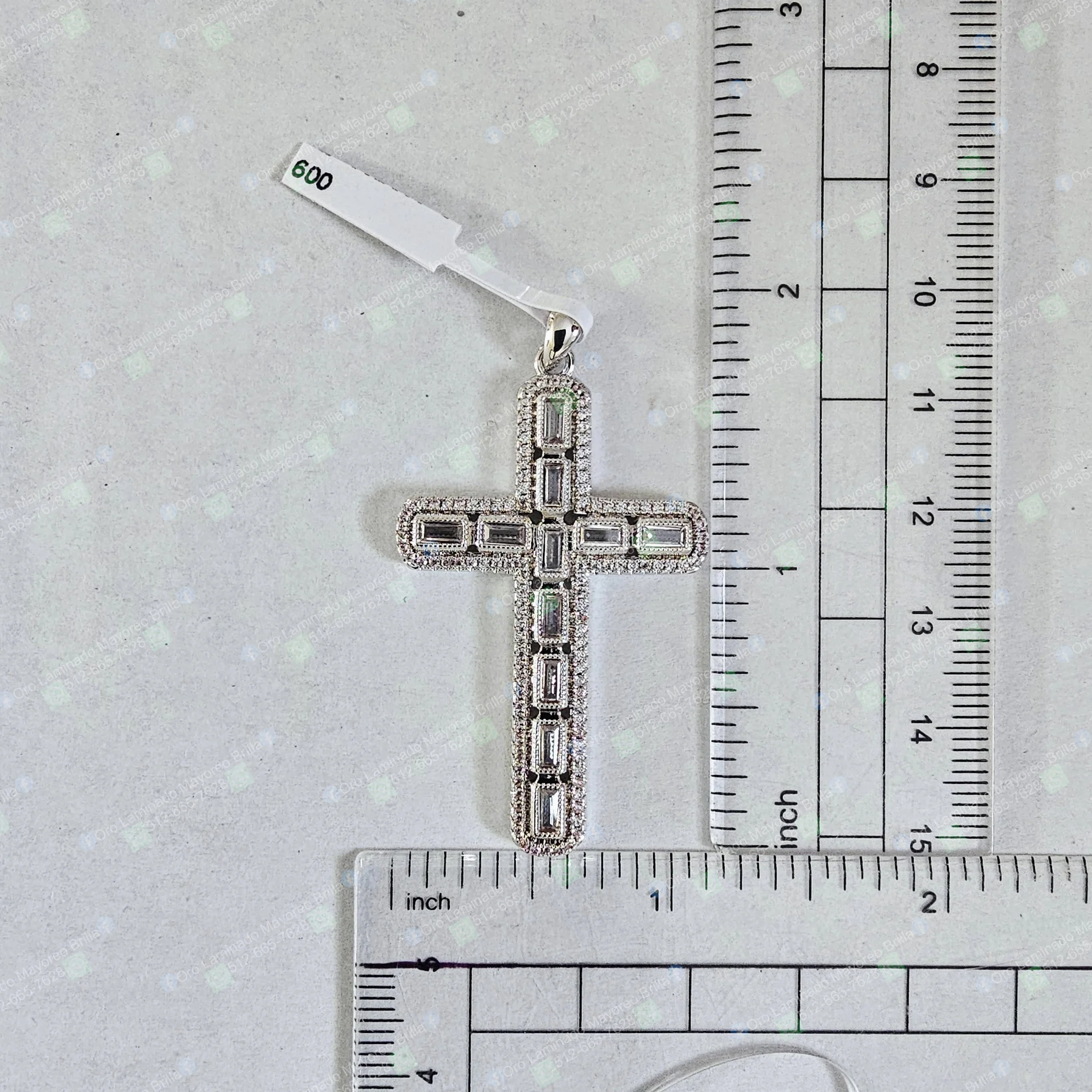 Dije cruz color plata con piedras decorativas rectangulares visibles | Silver color cross pendant with visible rectangular decorative stones