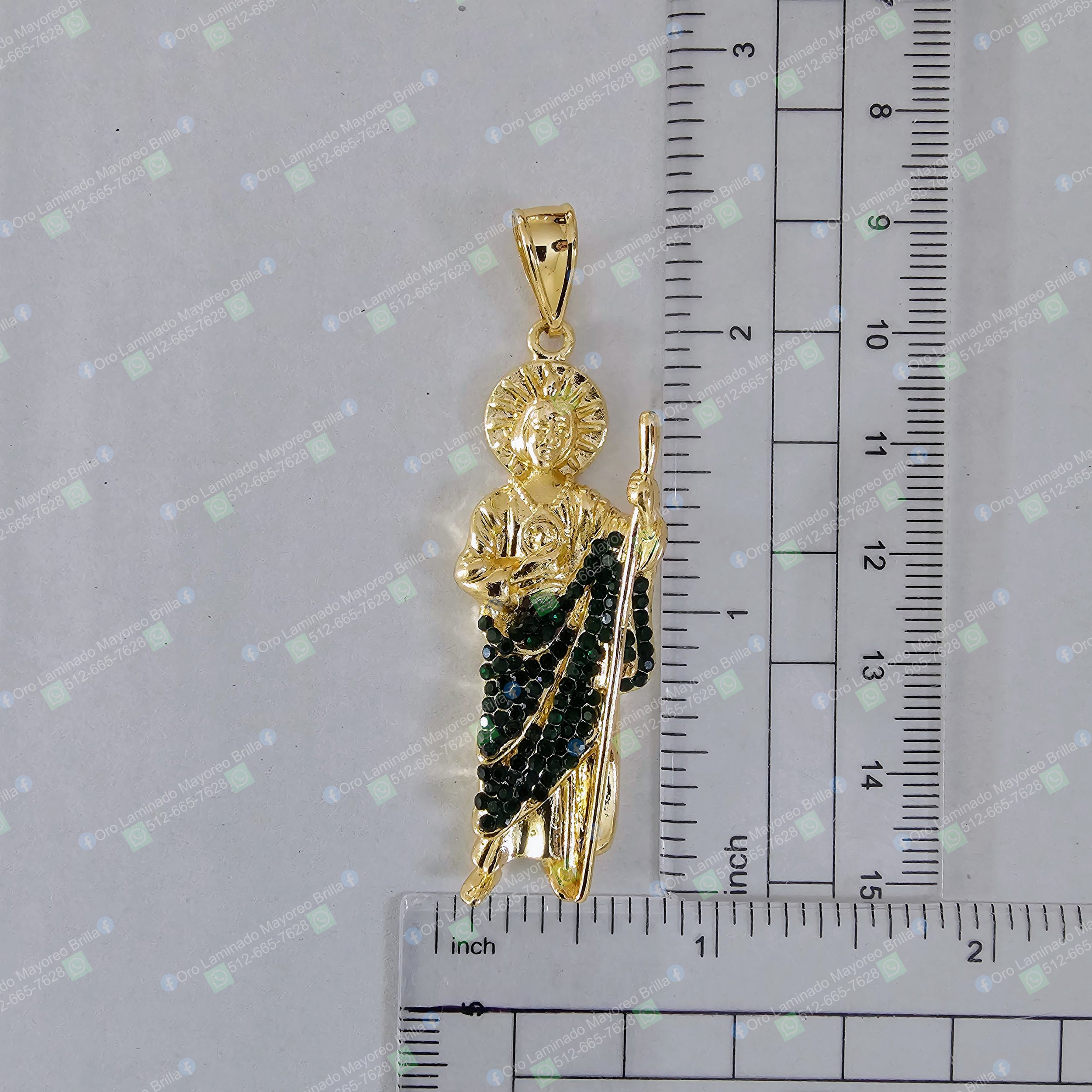 Dije San Judas con piedras verdes en manto color oro para joyeria mayoreo | Saint Jude pendant with green stones on robe gold color for wholesale jewelry