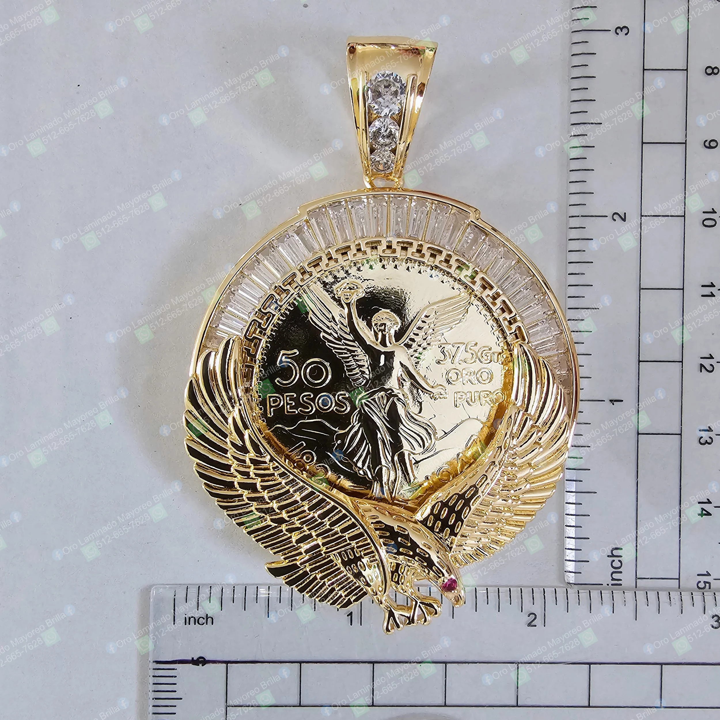 Dije moneda angel y aguila color oro con piedras decorativas visibles | Gold color angel and eagle coin pendant with visible decorative stones