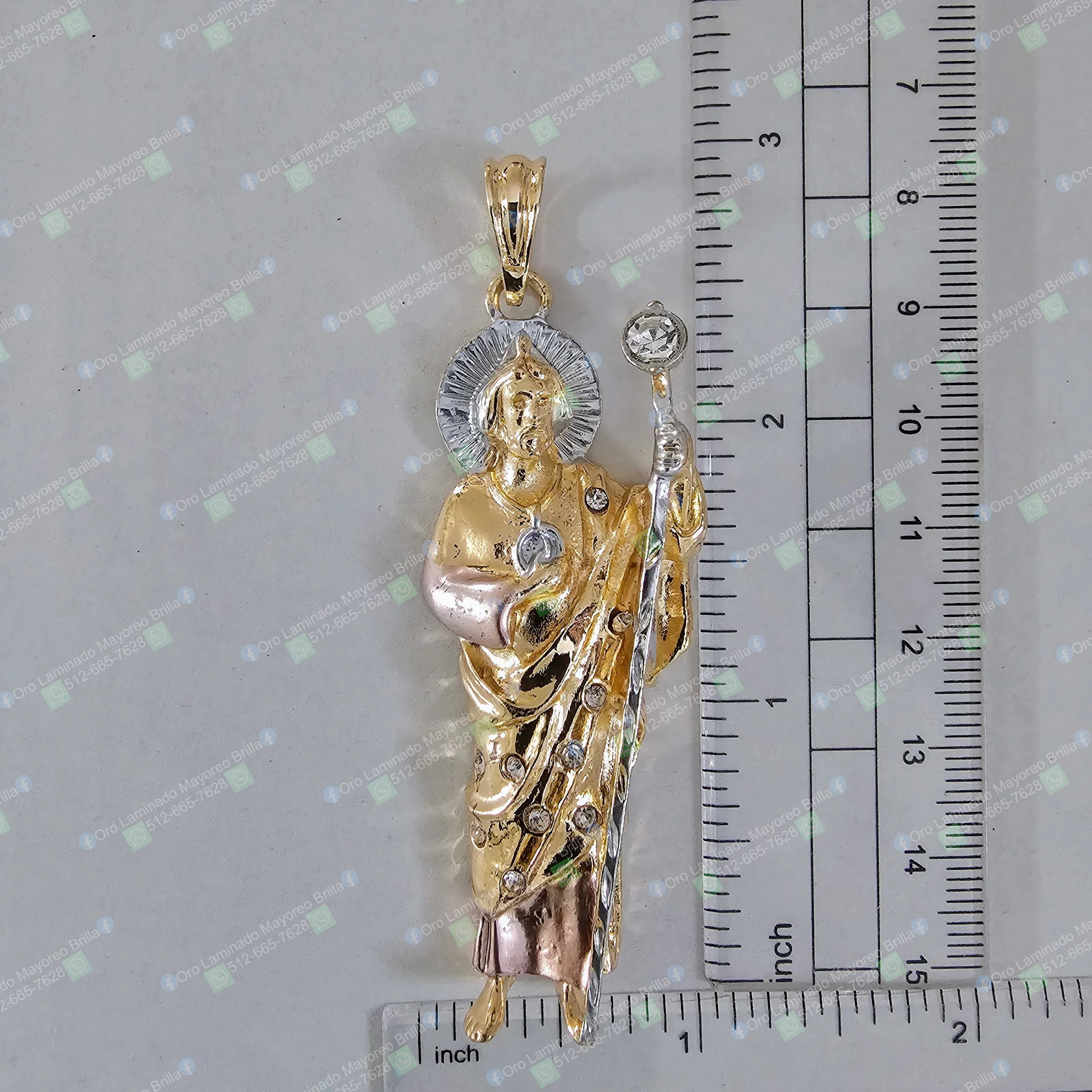 Dije religioso de santo color oro con halo, bastón y piedras decorativas visibles | Mixed tone religious saint pendant gold color with halo, staff and visible decorative stones