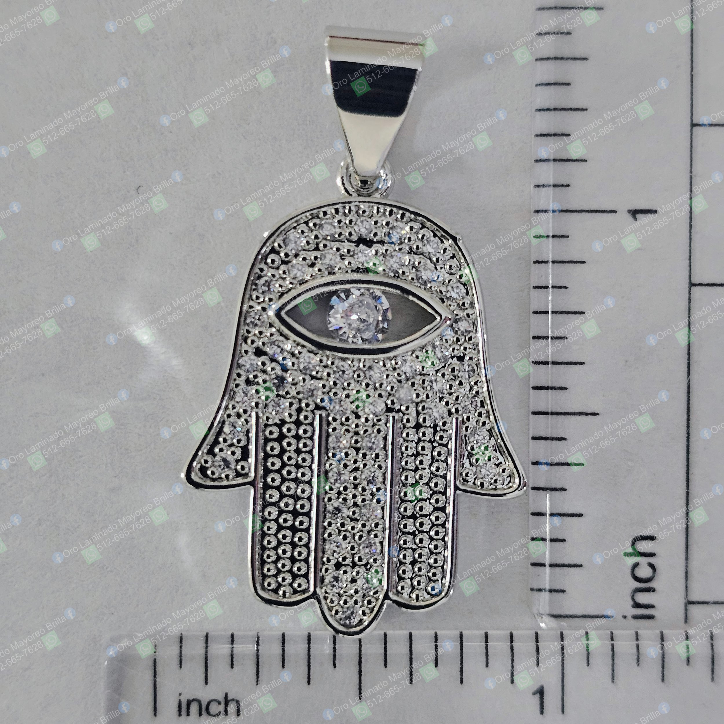 Dije mano de ojo turco color plata con piedras decorativas visibles | Silver color hamsa hand pendant with eye of protection and visible decorative stones