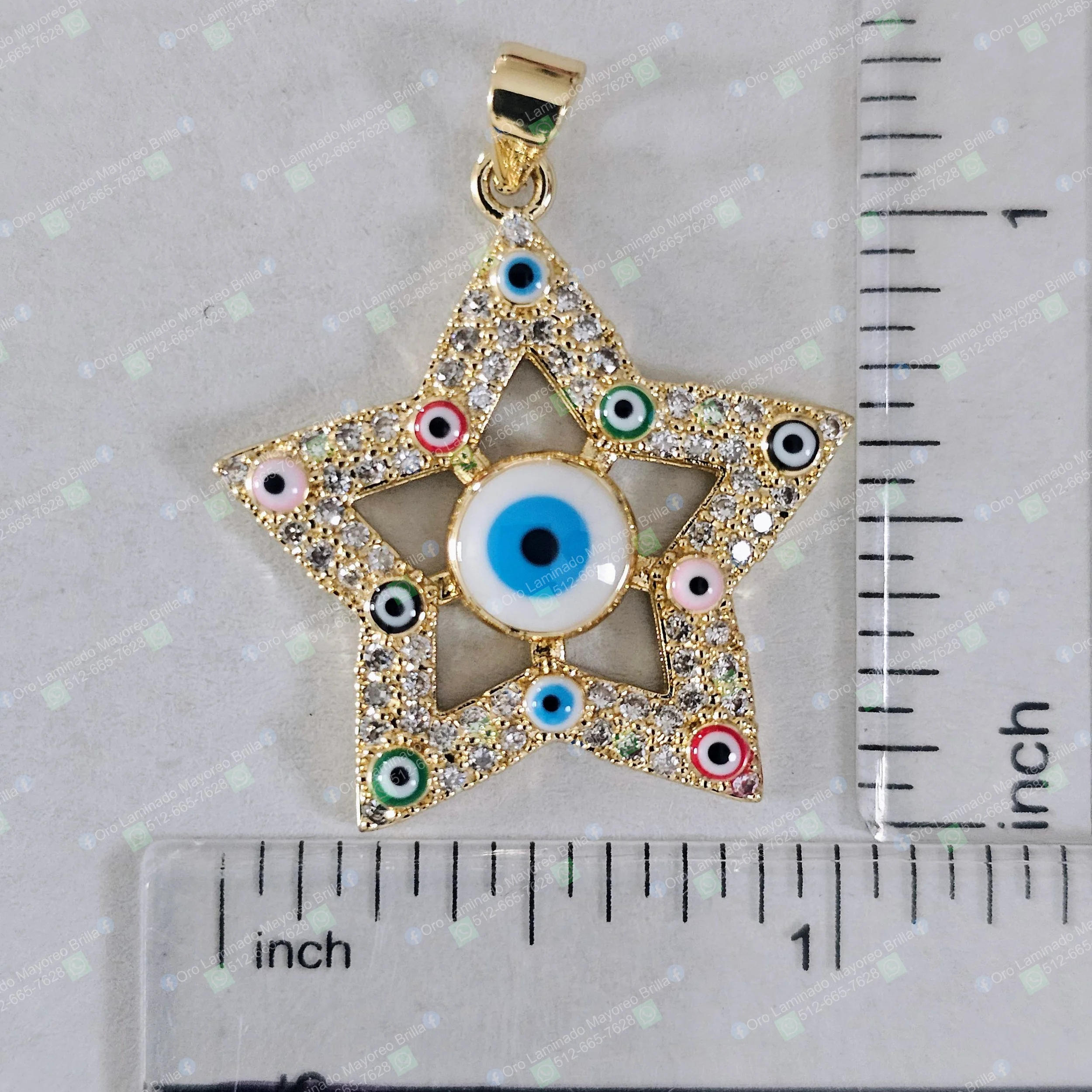 Dije estrella color oro con ojos turcos multicolores y piedras decorativas visibles | Gold color star pendant with multicolor eyes of protection and visible decorative stones