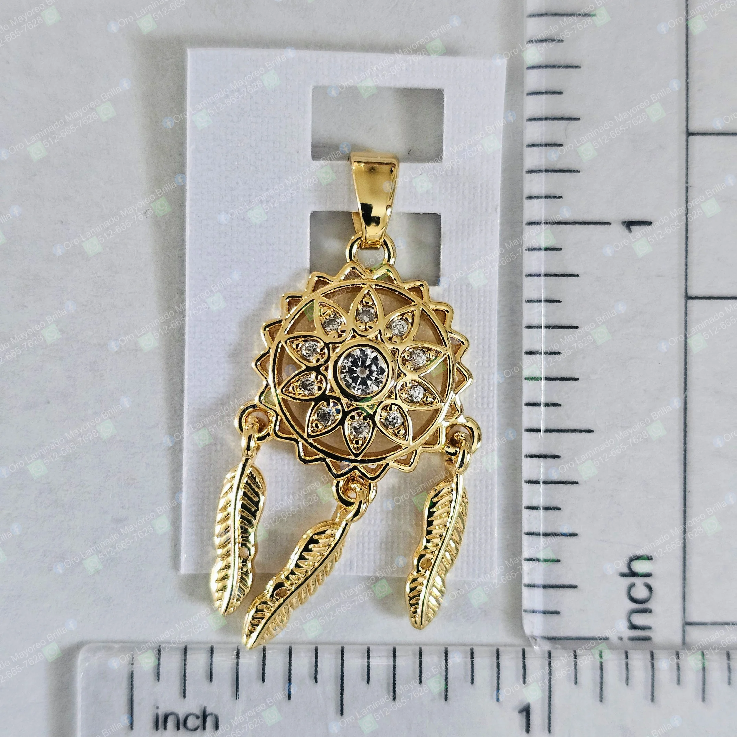 Dije atrapasueños color oro con piedras decorativas y tres plumas colgantes | Gold color dreamcatcher pendant with decorative stones and three hanging feathers