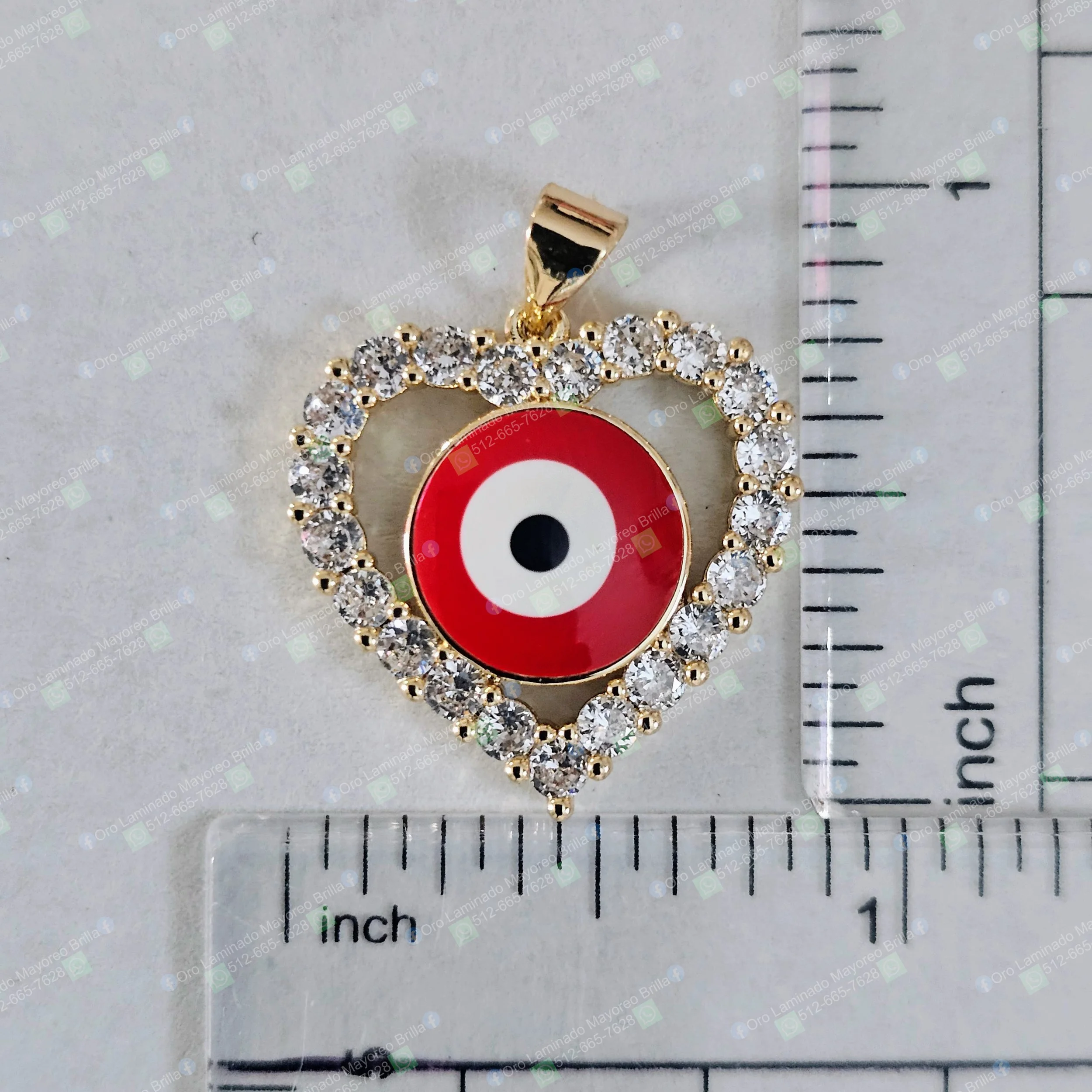 Dije de corazon color oro con ojo turco y piedras decorativas visibles | Gold color heart pendant with eye of protection and visible decorative stones