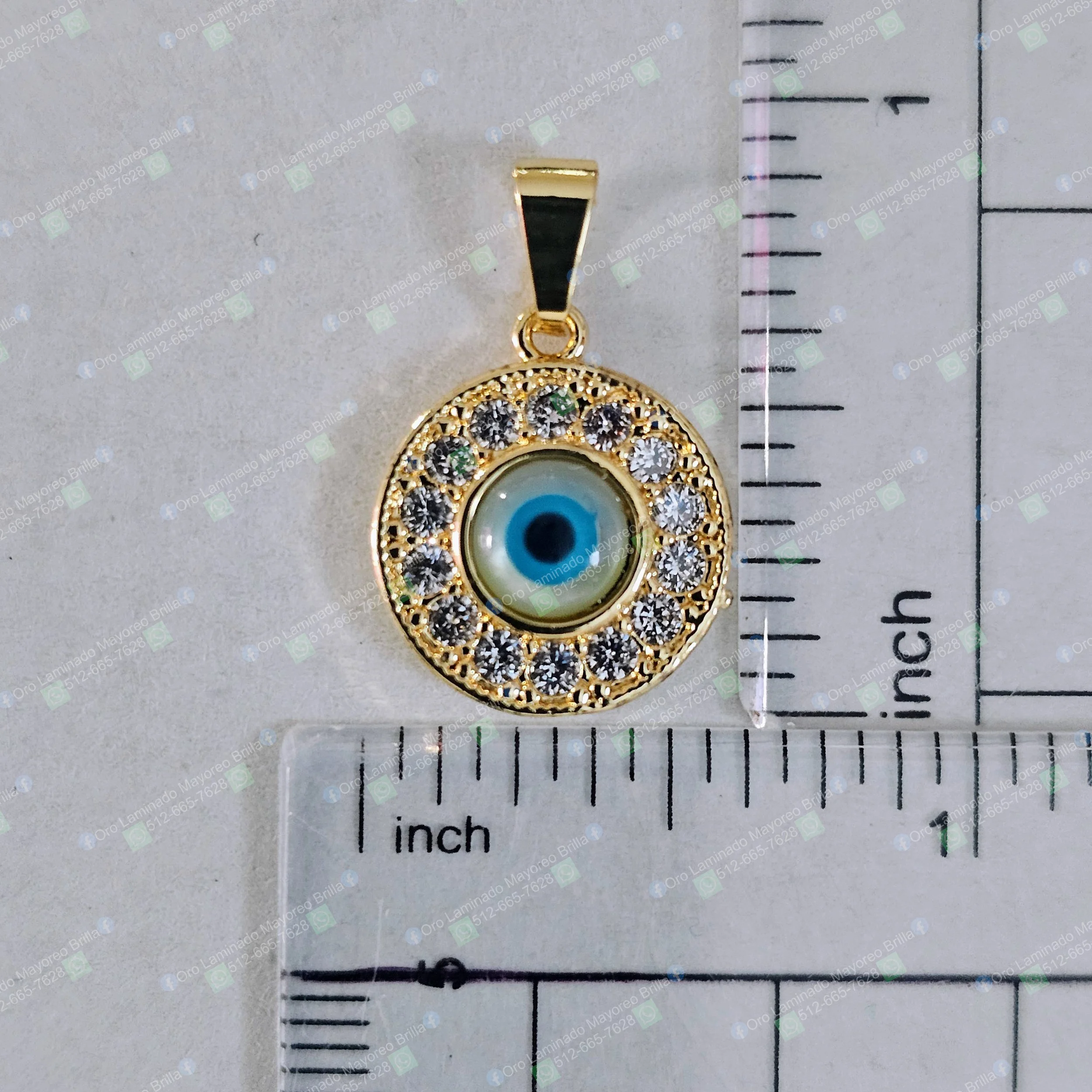 Dije ojo turco redondo color oro con piedras decorativas visibles | Round gold color eye of protection pendant with visible decorative stones