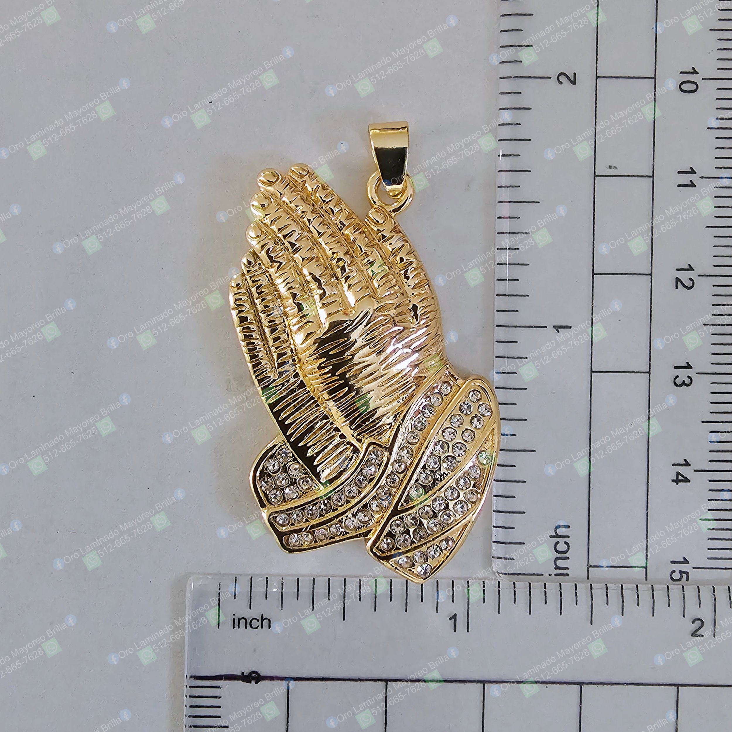 Dije de manos de oración color oro con piedras decorativas visibles | Gold color praying hands pendant with visible decorative stones